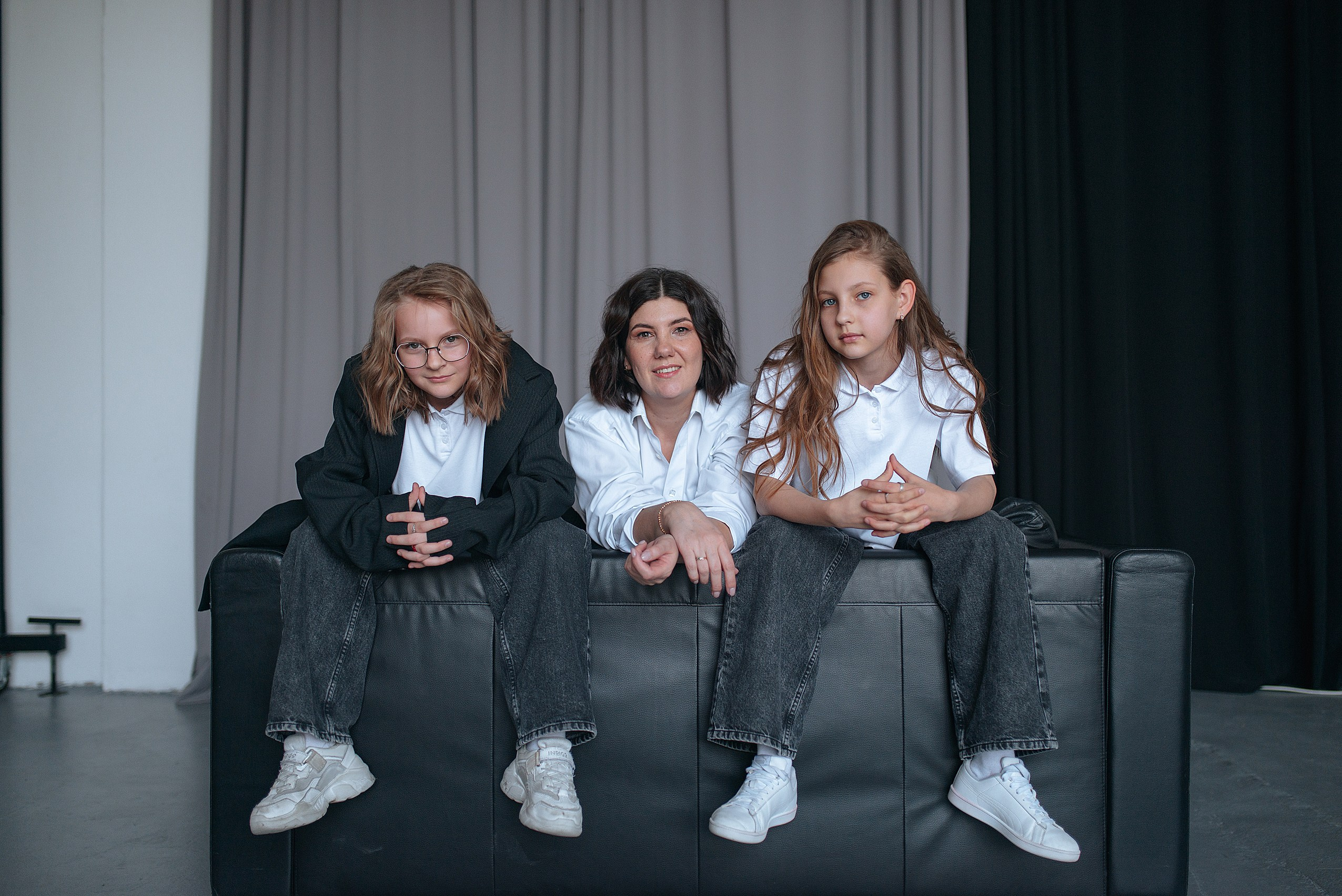 Фотосессия мама с дочками в стиле минимализм. Семейный фотограф Дарья Едапина Новосибирск. Фотограф Дарья Едапина Новосибирск