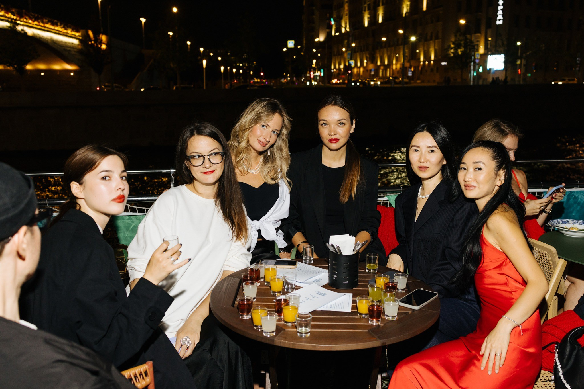 «Ламбаде» 15 лет! 17 августа 2024 Праздничный круиз / Часть 2. Фотоотчеты «Ламбада-маркета»