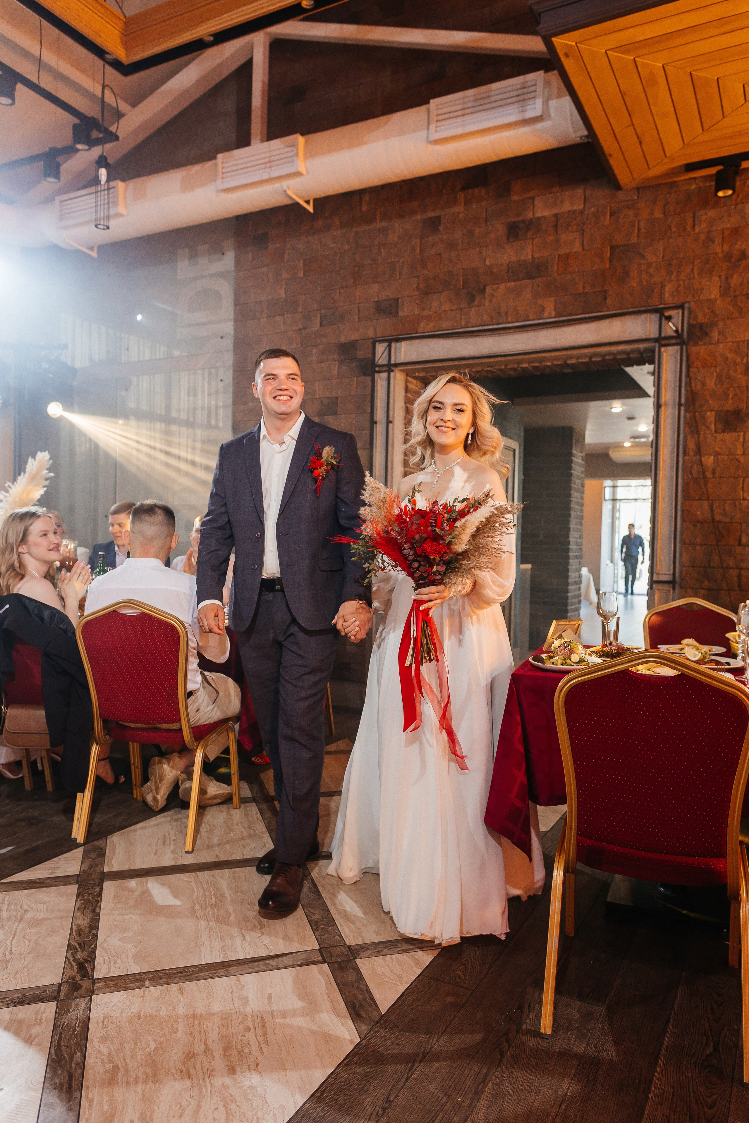 Грандиозное свадебное событие в уютном ресторане. Олег Сверчков | Свадебный фотограф Вологда