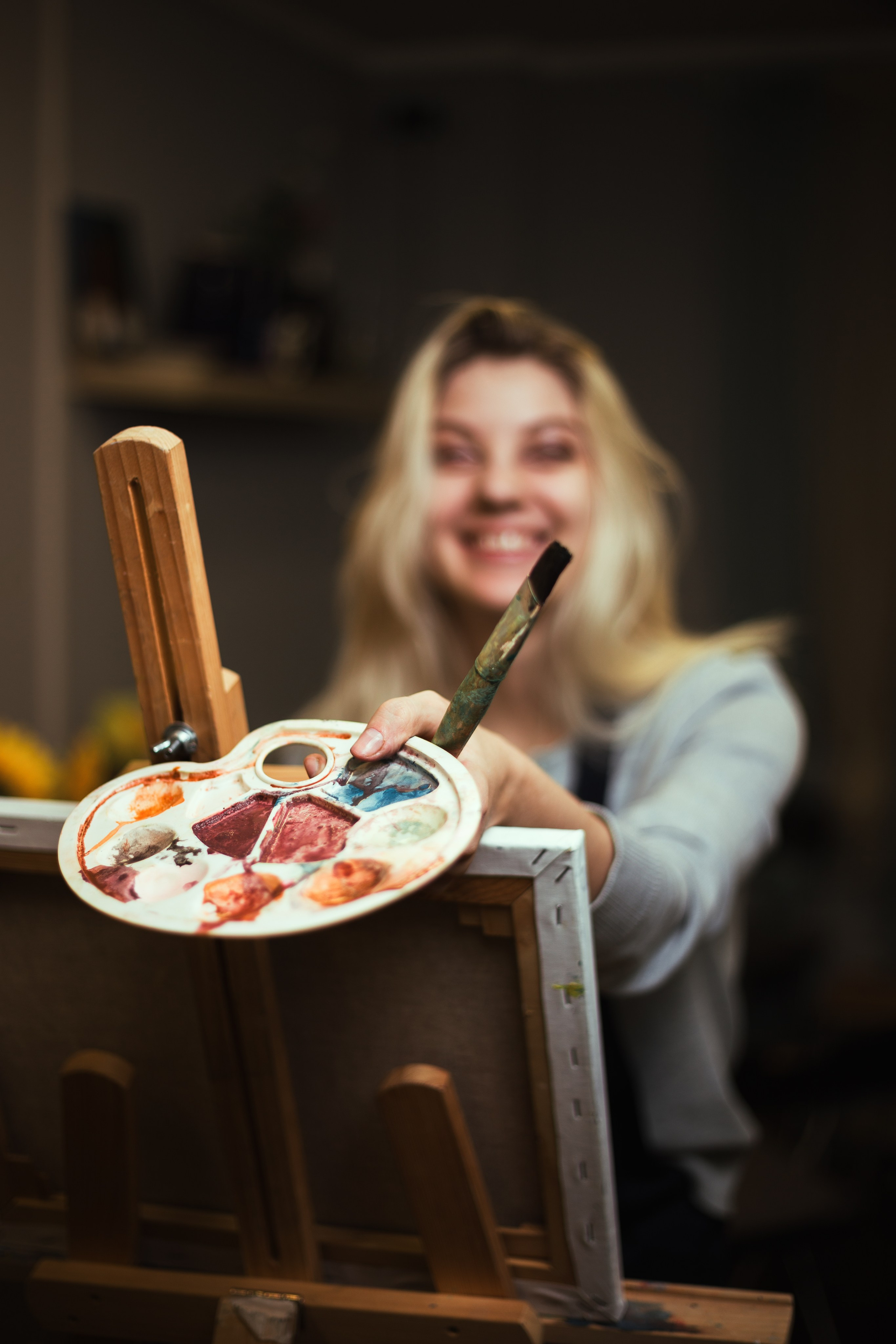 Погрузитесь в мир искусства: девушка рисует в студии, окруженная красками и кистями. Эмоциональные и вдохновляющие моменты, запечатленные в фотографиях. Откройте для себя атмосферу творчества и искусства в нашем альбоме 'Художественная атмосфера'. Девушка, Красивая дувушка, Красотка, Хужожесвенная, Художественная сутдия, Мальберт, Рисование, Краски, Фотосессия, Блоднинка, Творческая, Студия, Чудеево, Кофе, Кисти, Акверель, Портрет, Картина, Исскуство, Позирование, 