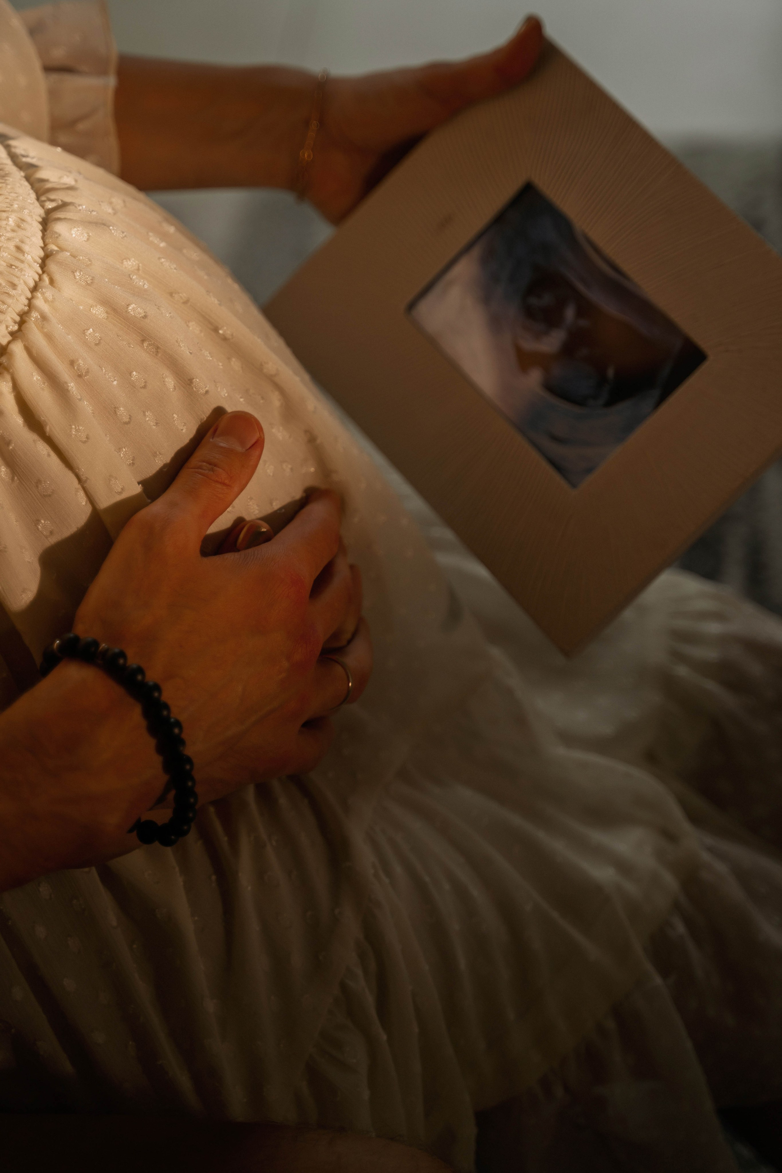 Беременность дома в коричневой тонировке. Фотограф и видеограф в Москве и Абу Даби Мария Кулагина