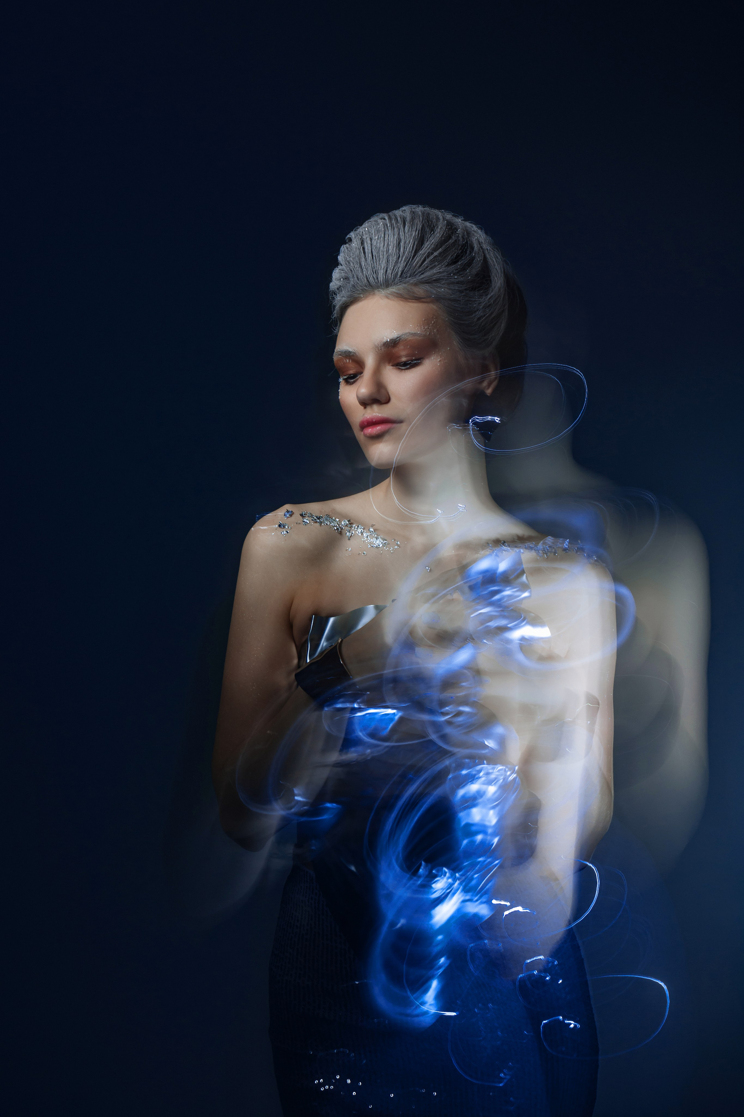 Сияющая девушка, окутанная смешанным светом, словно оживает на этой фотосессии. Она - волшебница, передающая свою магию в каждом кадре.