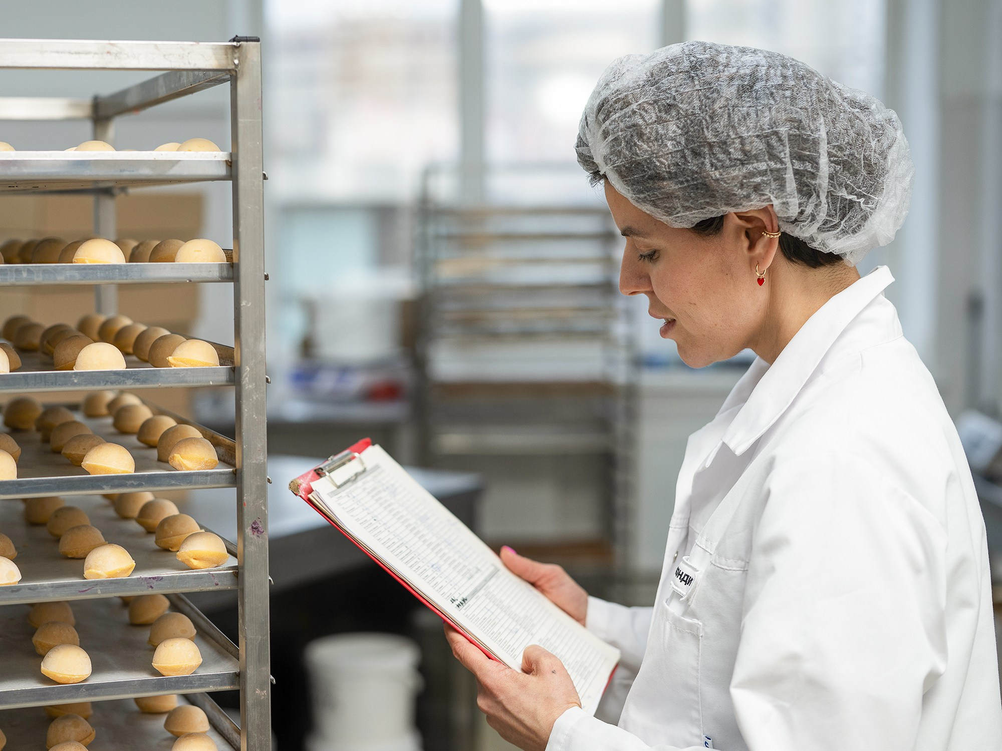 женщина кондитер на производстве