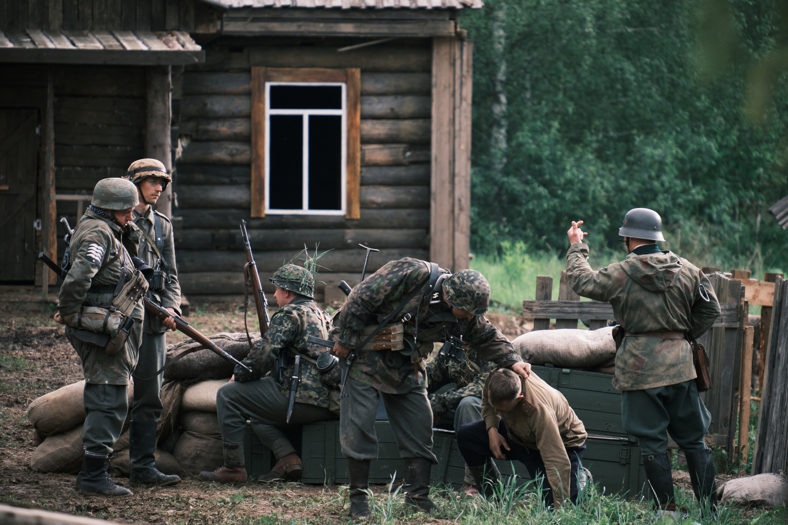 Немцы пытают русского пленного солдата