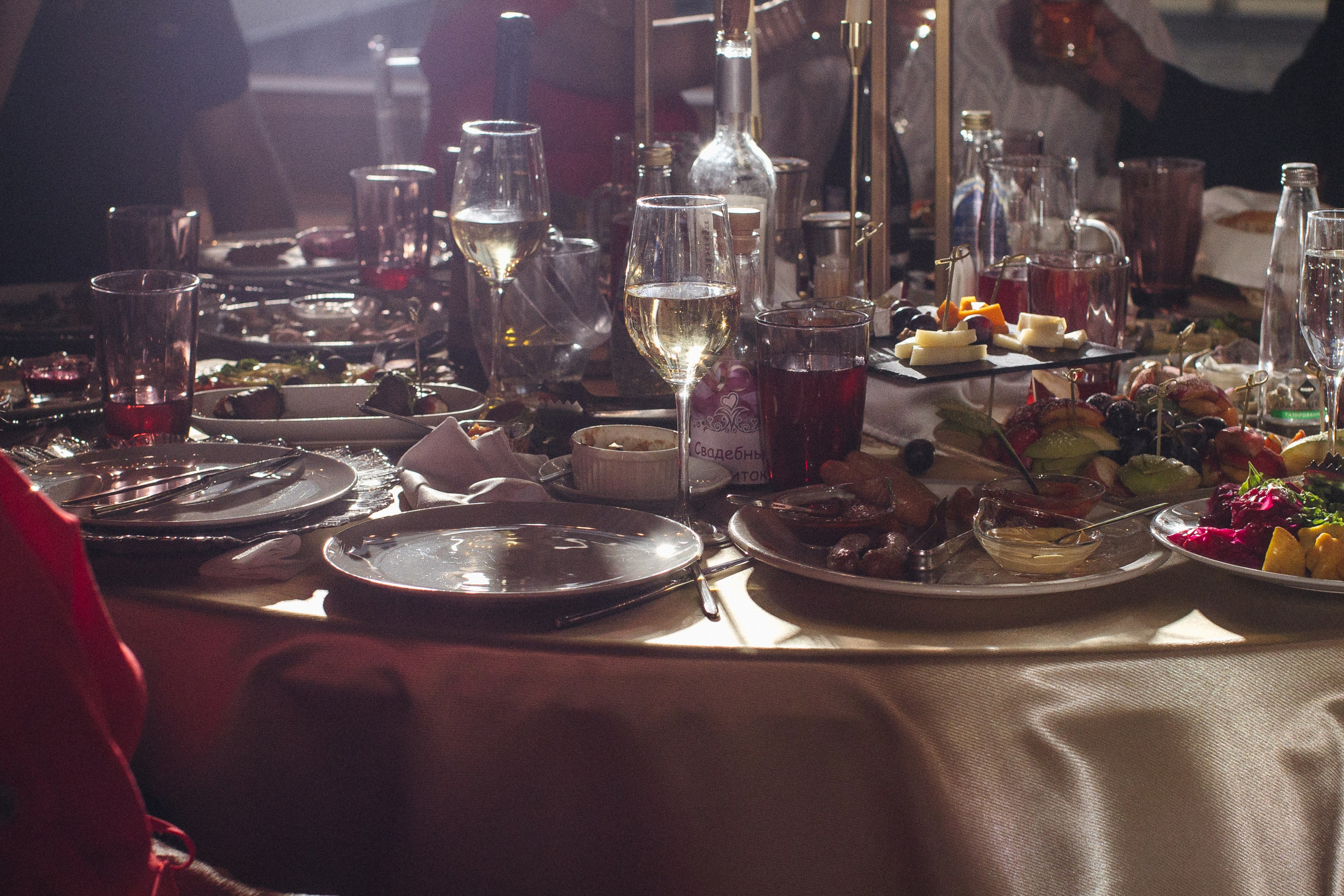 Банкет (Ксения & Никита). Свадебные фотографы в г. Сургут Маркова Наталья и Замахина Елена