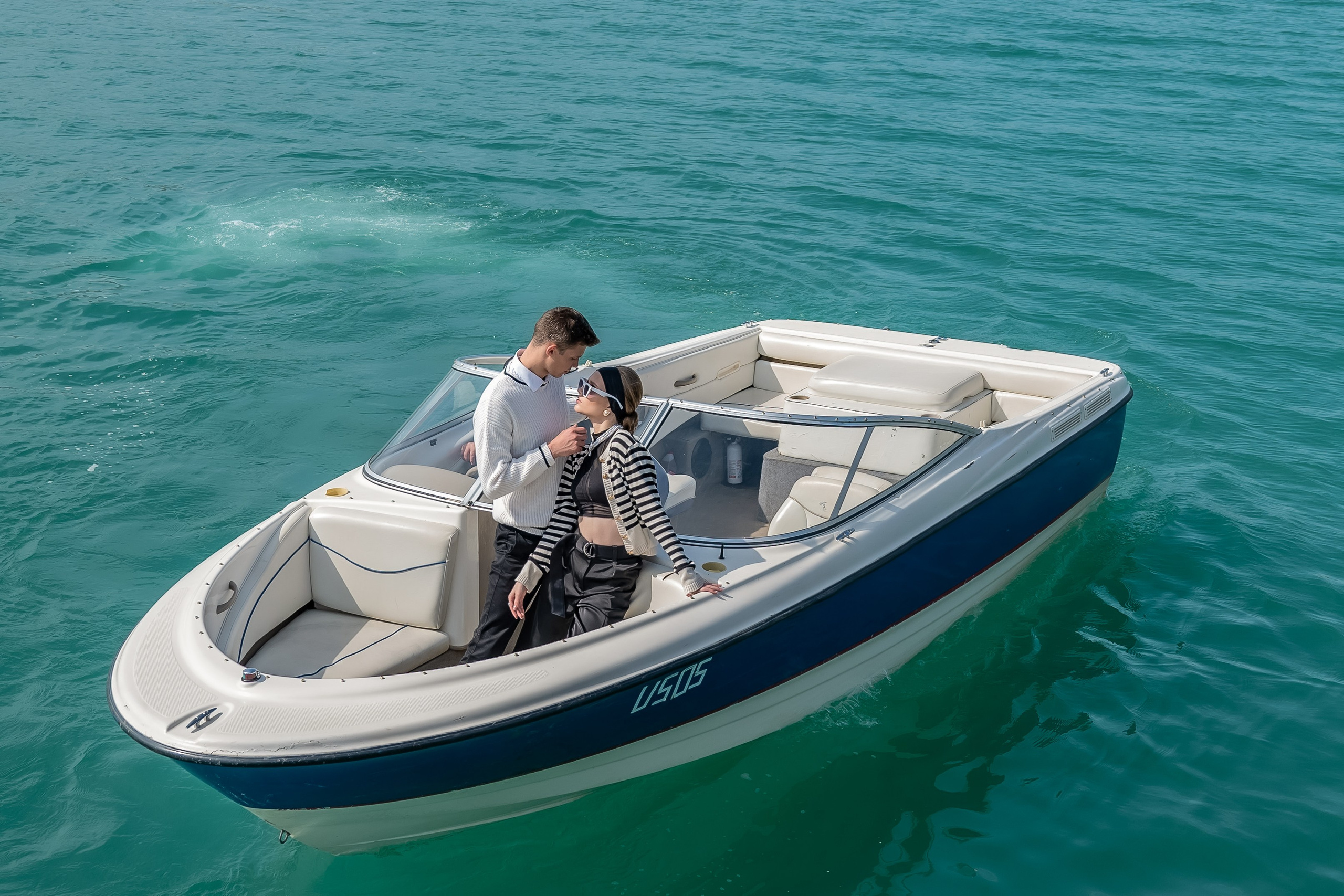 Варвара и Иван на катере. Наталья Слесаренко фотограф в Сочи