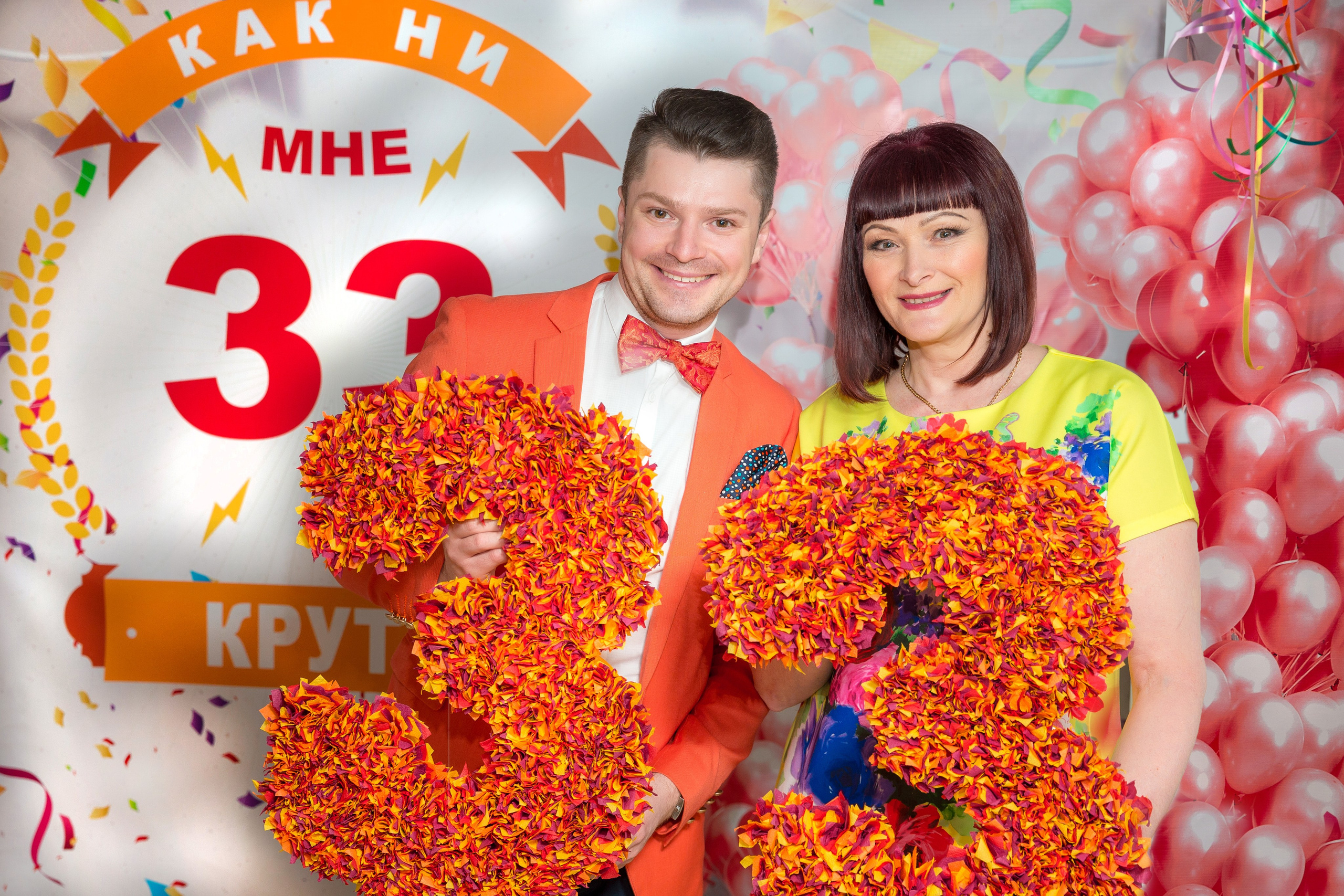 Именинник с гостьей и большой цифрой 33 в фотозоне на дне рождения — репортаж, фотограф Санкт-Петербург