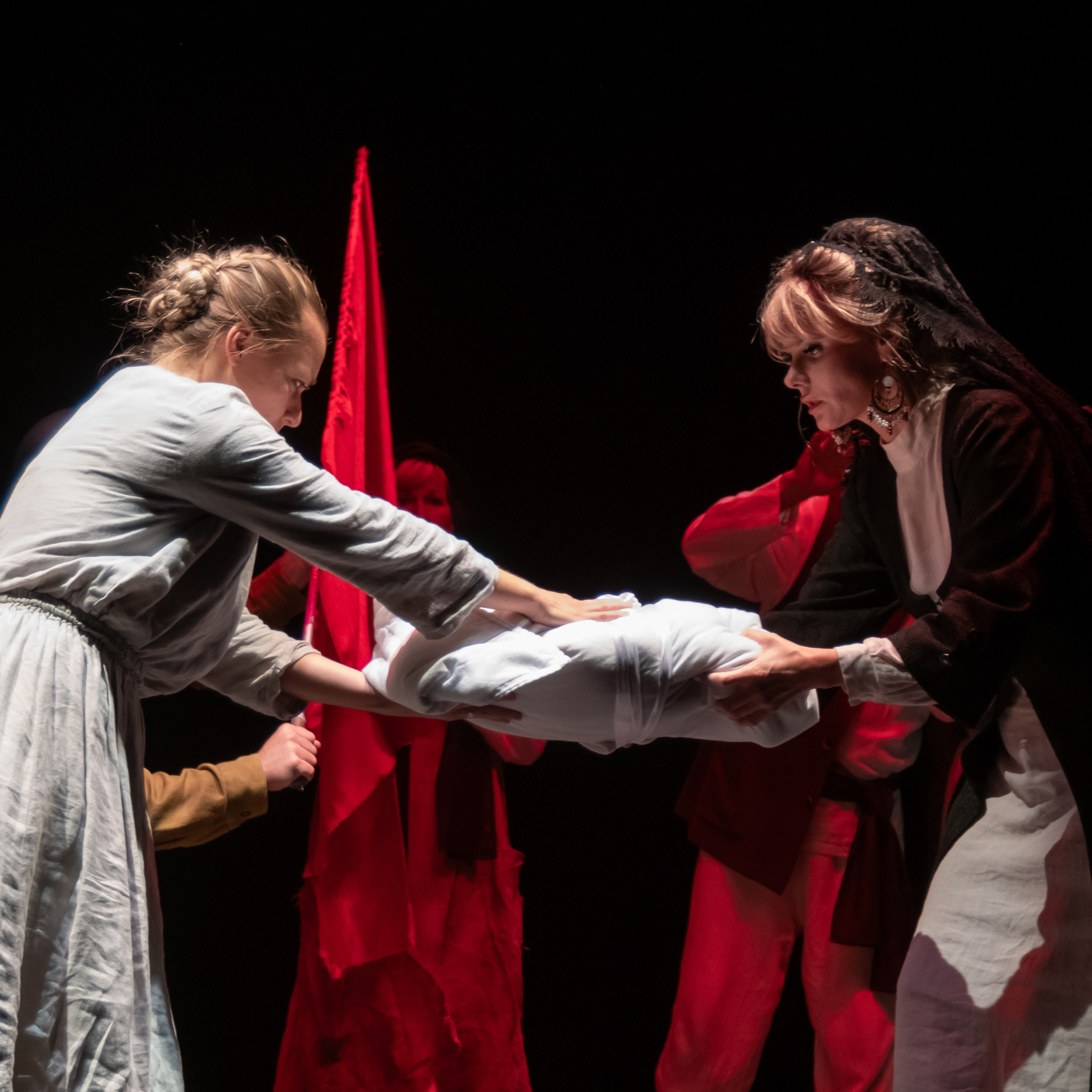 Анастасия Карпинская в роли Груше и Мария Демидова в роли Нателлы (жена Губернатора) в спектакле «Кавказский меловой круг». Самарский драматический театр «Самарская площадь». Яркая сцена противостояния, эмоциональная игра актрис, театральные костюмы и выразительные образы.