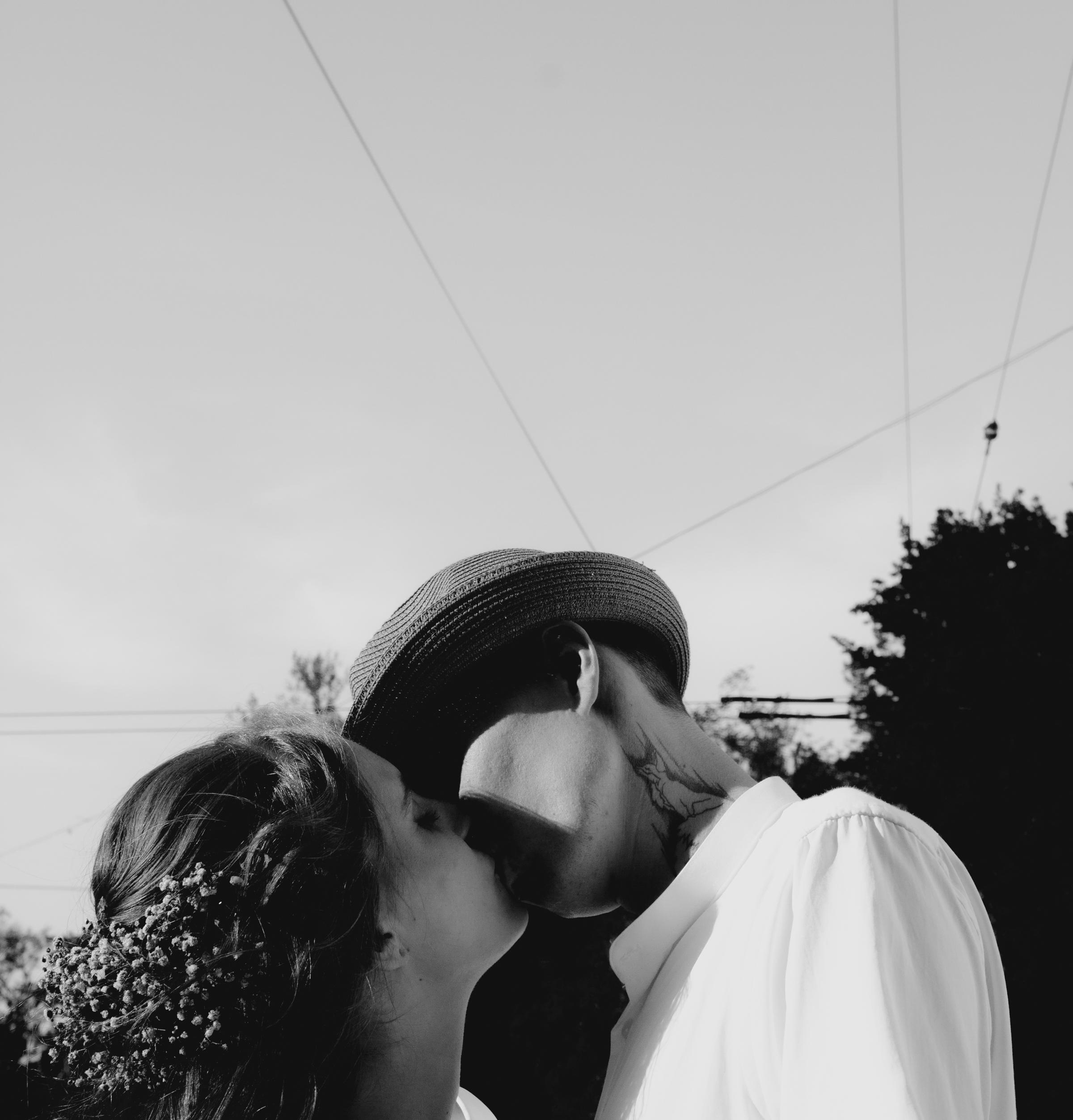 жених целует невесту