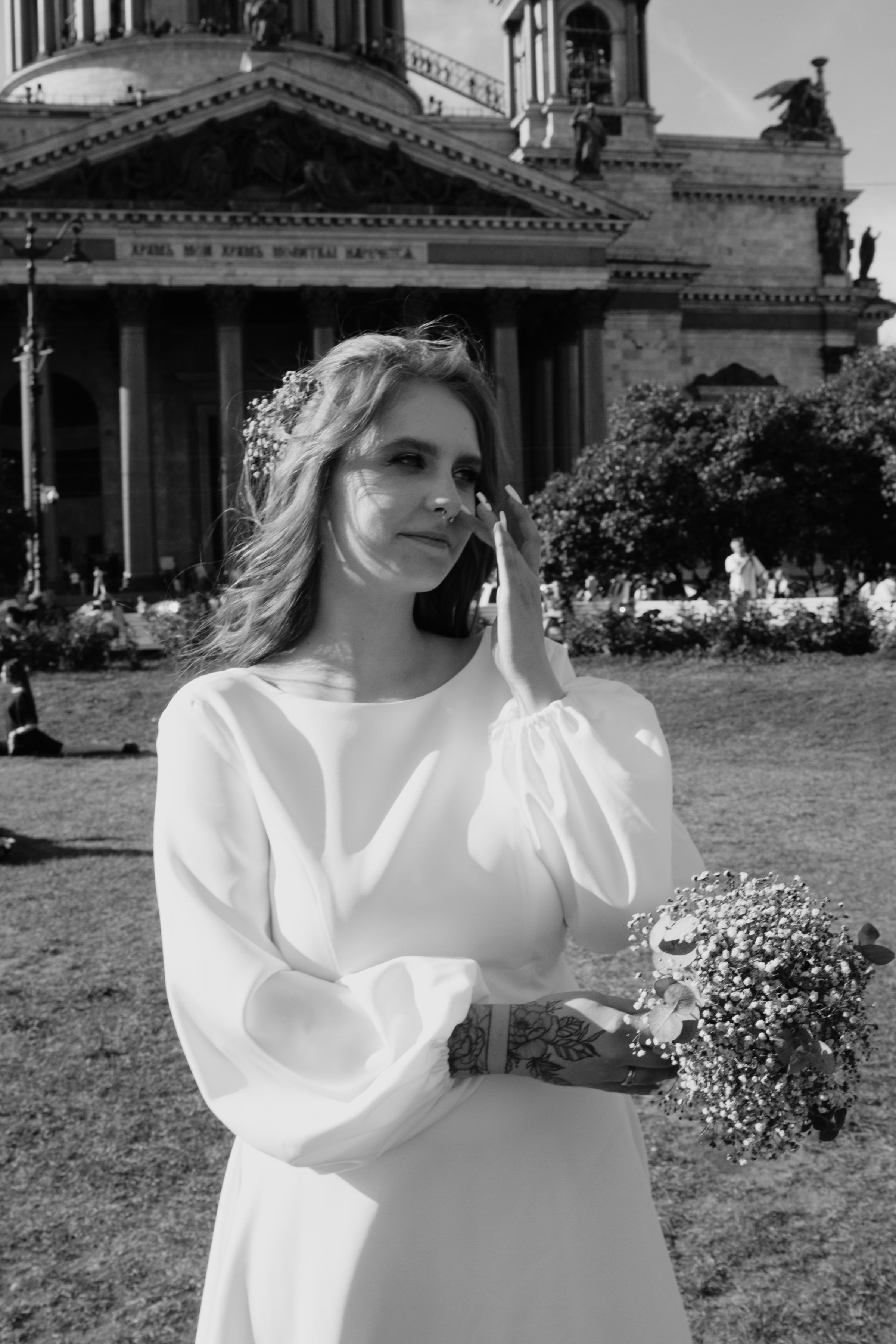 невеста стоит на фоне казанского собора