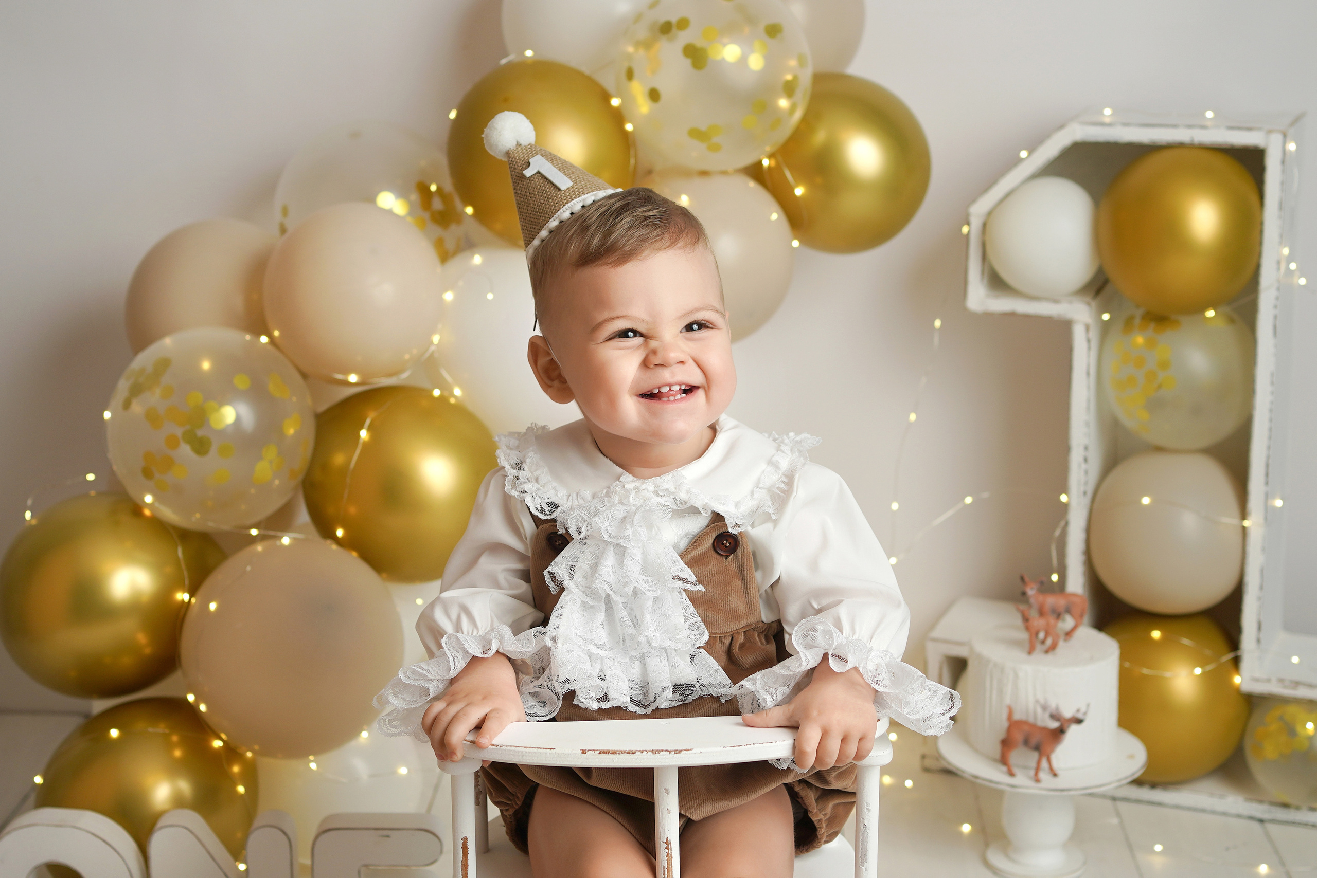 На фотосессии Первый годик было красивое оформление из воздушных шаров.