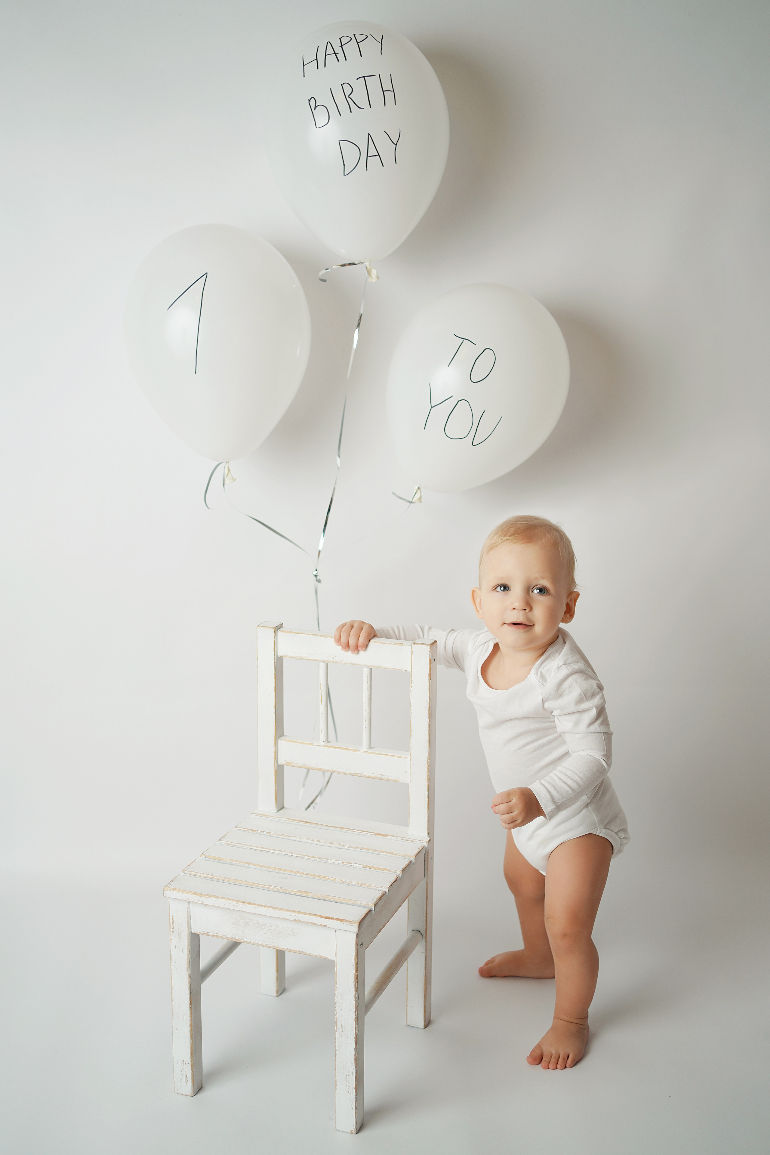 Мы с мамой малыша надули три больших белых шара.