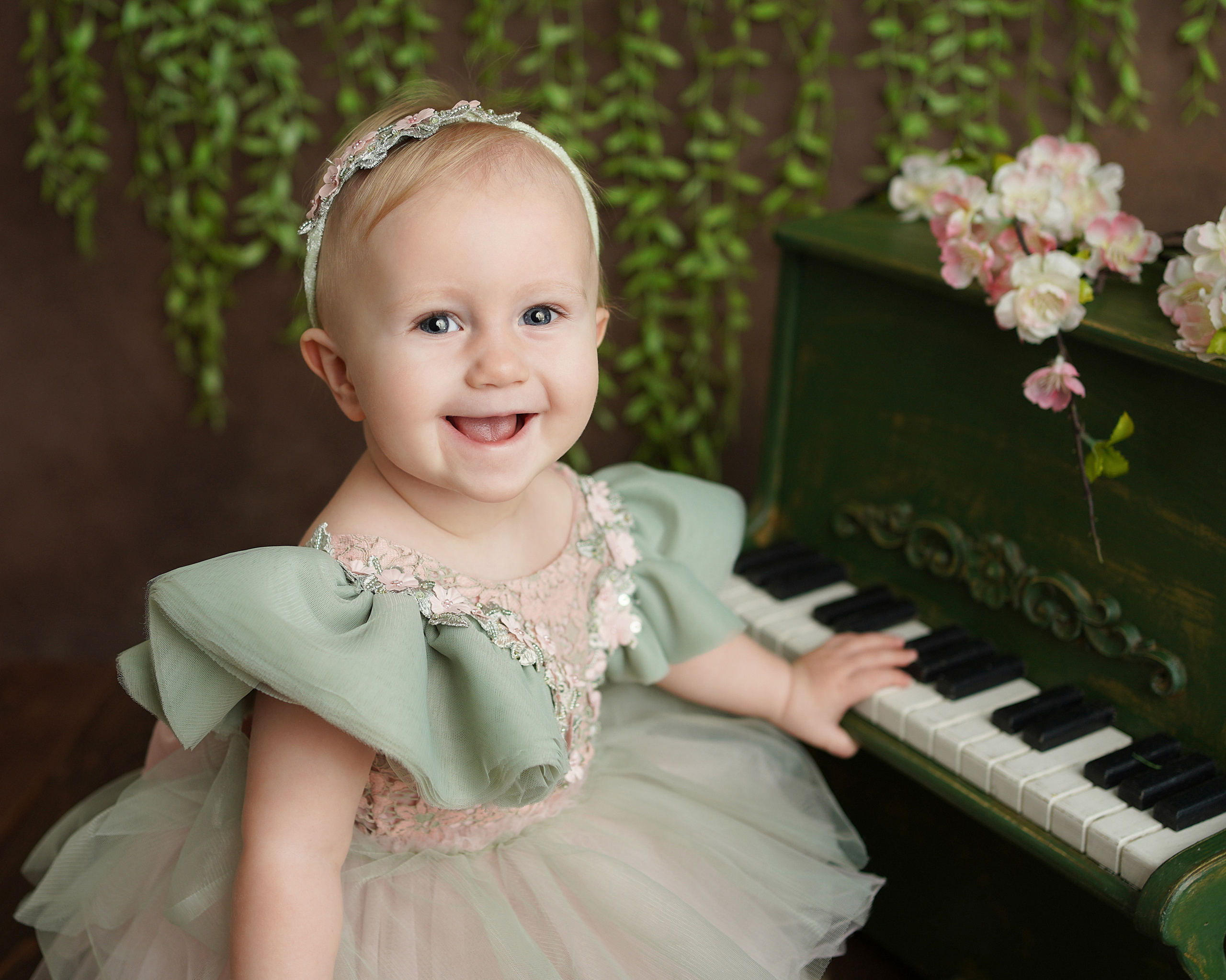 Детская фотосессия Первый год для девочек. Детский фотограф и фотограф новорожденных в Калининград Оксана Иваний