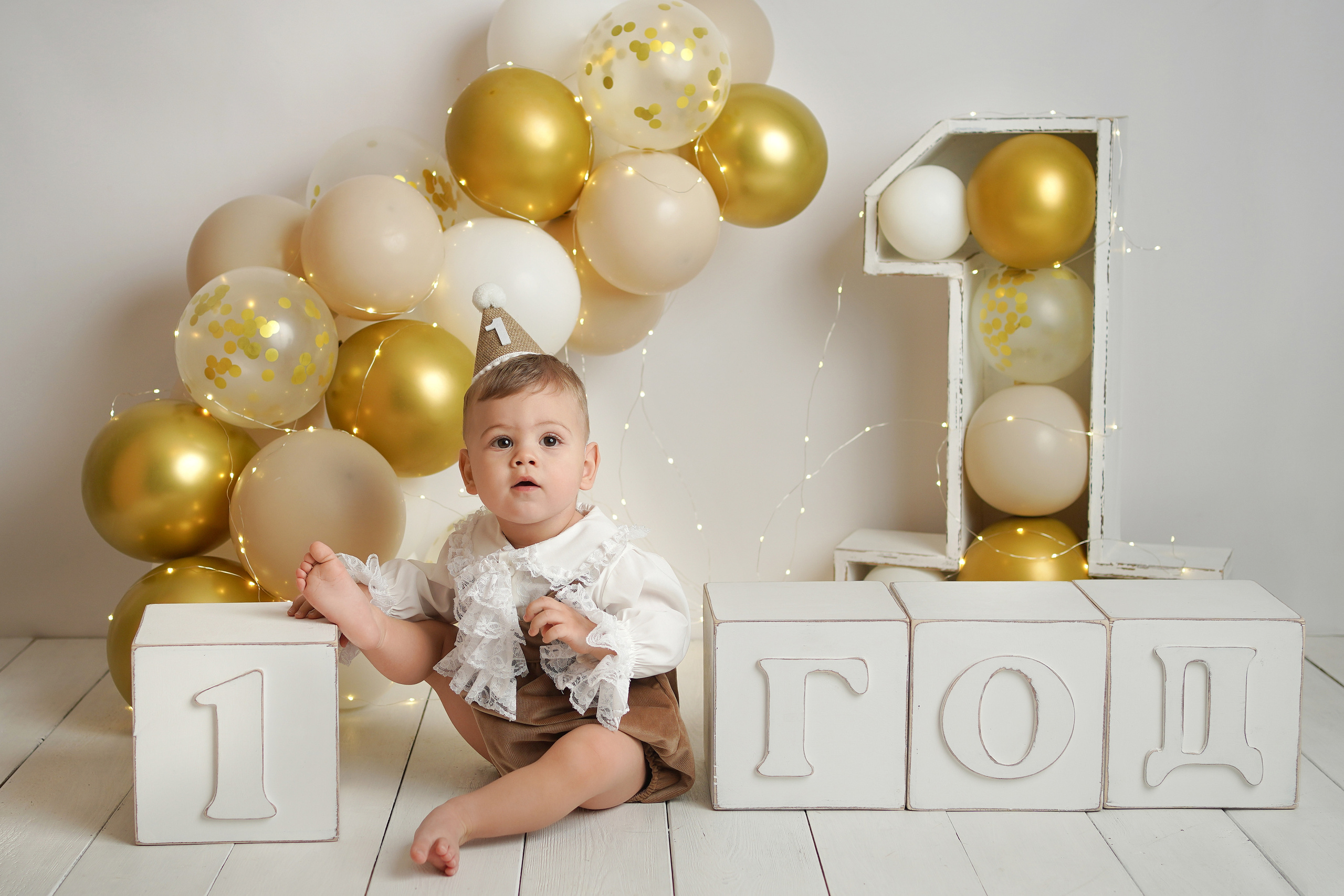На фотосессии Первый годик был торт и шарики.