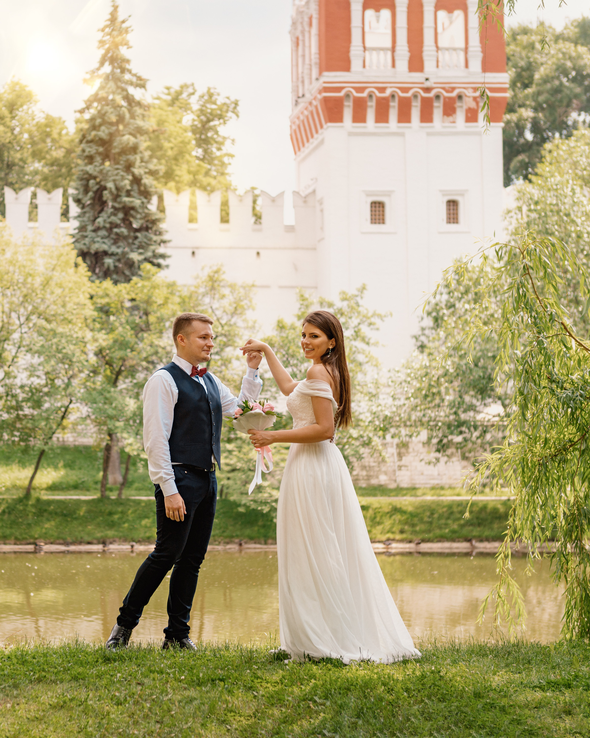 Жених с невестой танцуют на берегу около Новодевичего монастыря