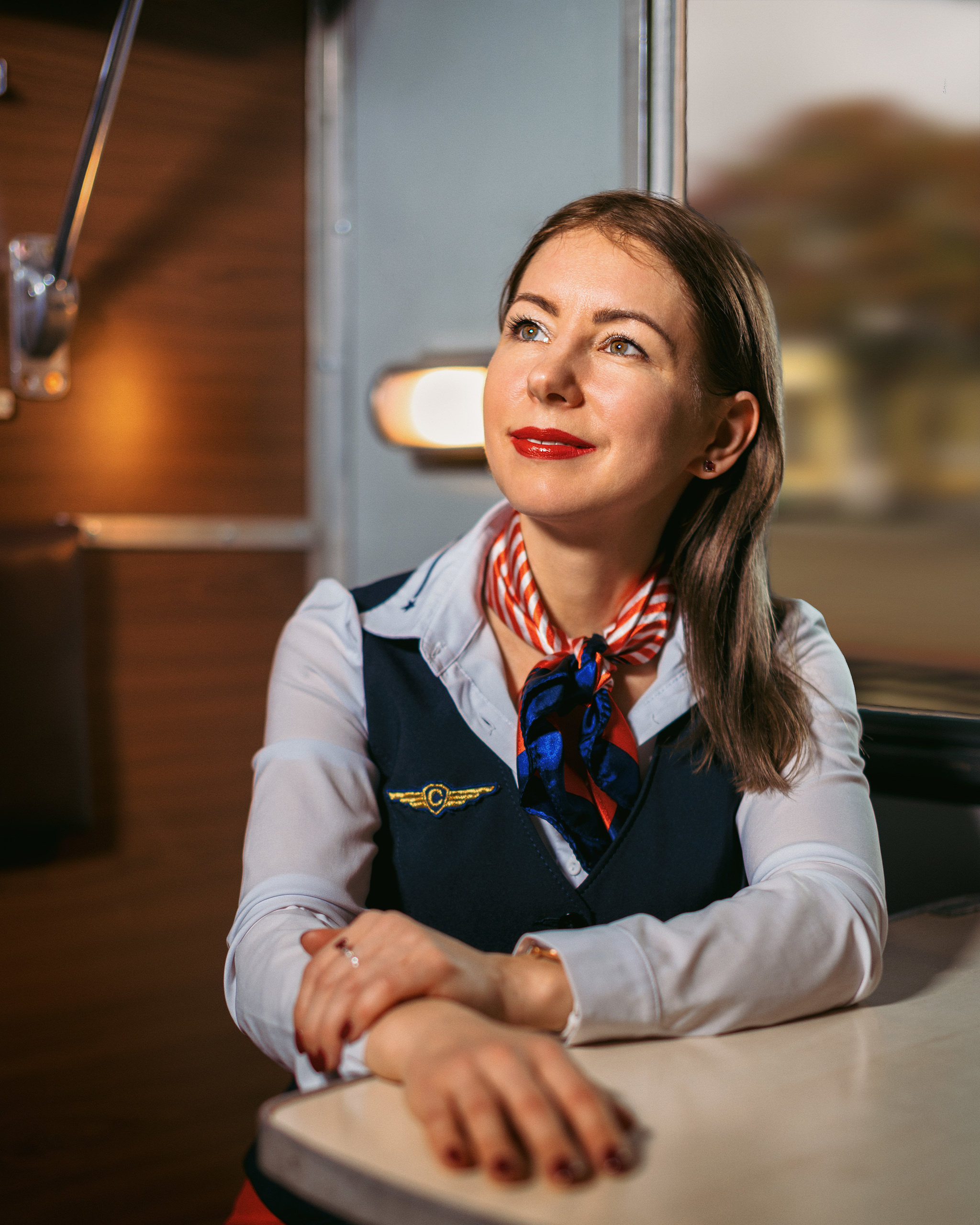 Портрет проводницы в пилотке в купе движущегося поезда