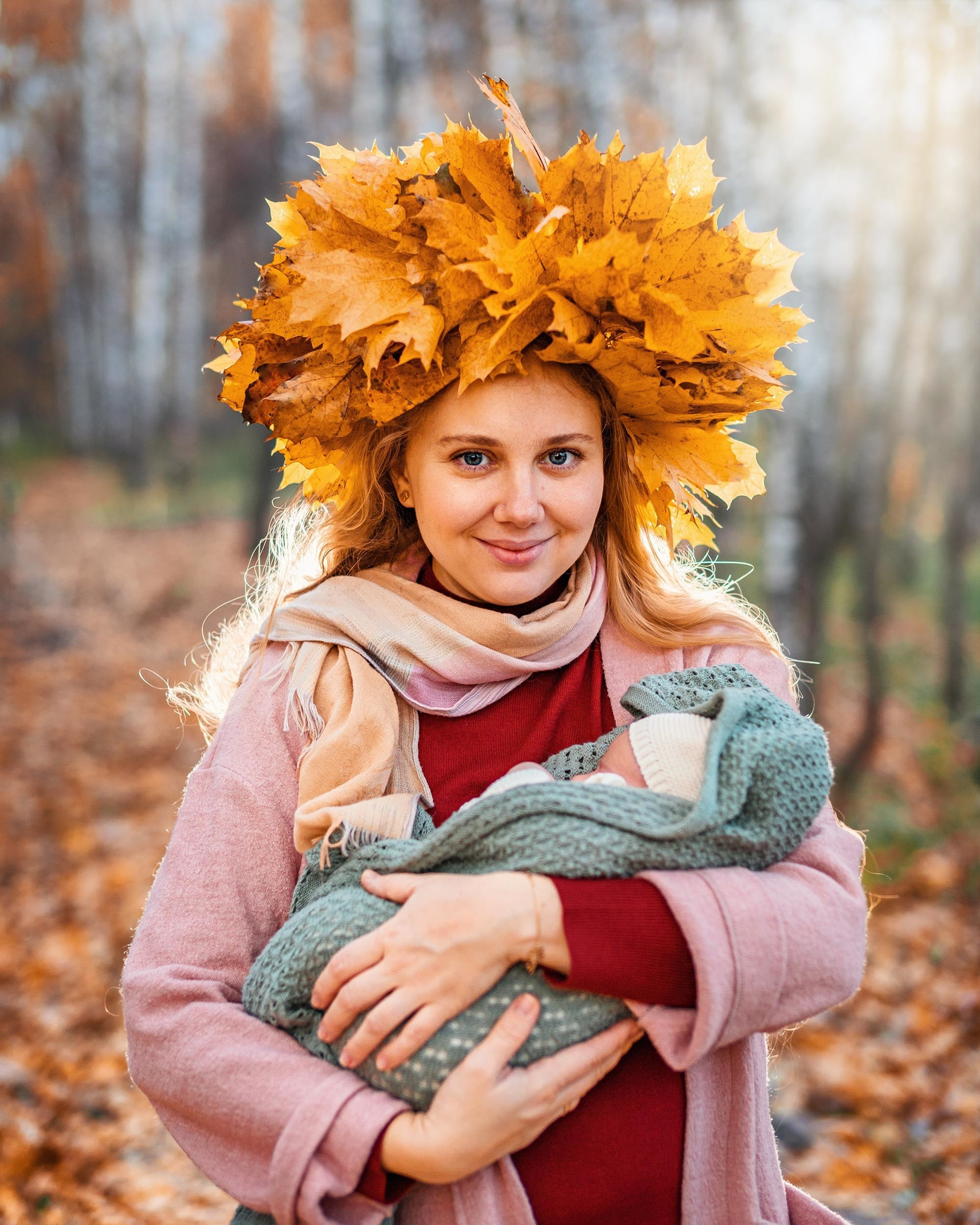 Мама @ksenia_finance с малышом на руках и венке из осенних листьев на голове