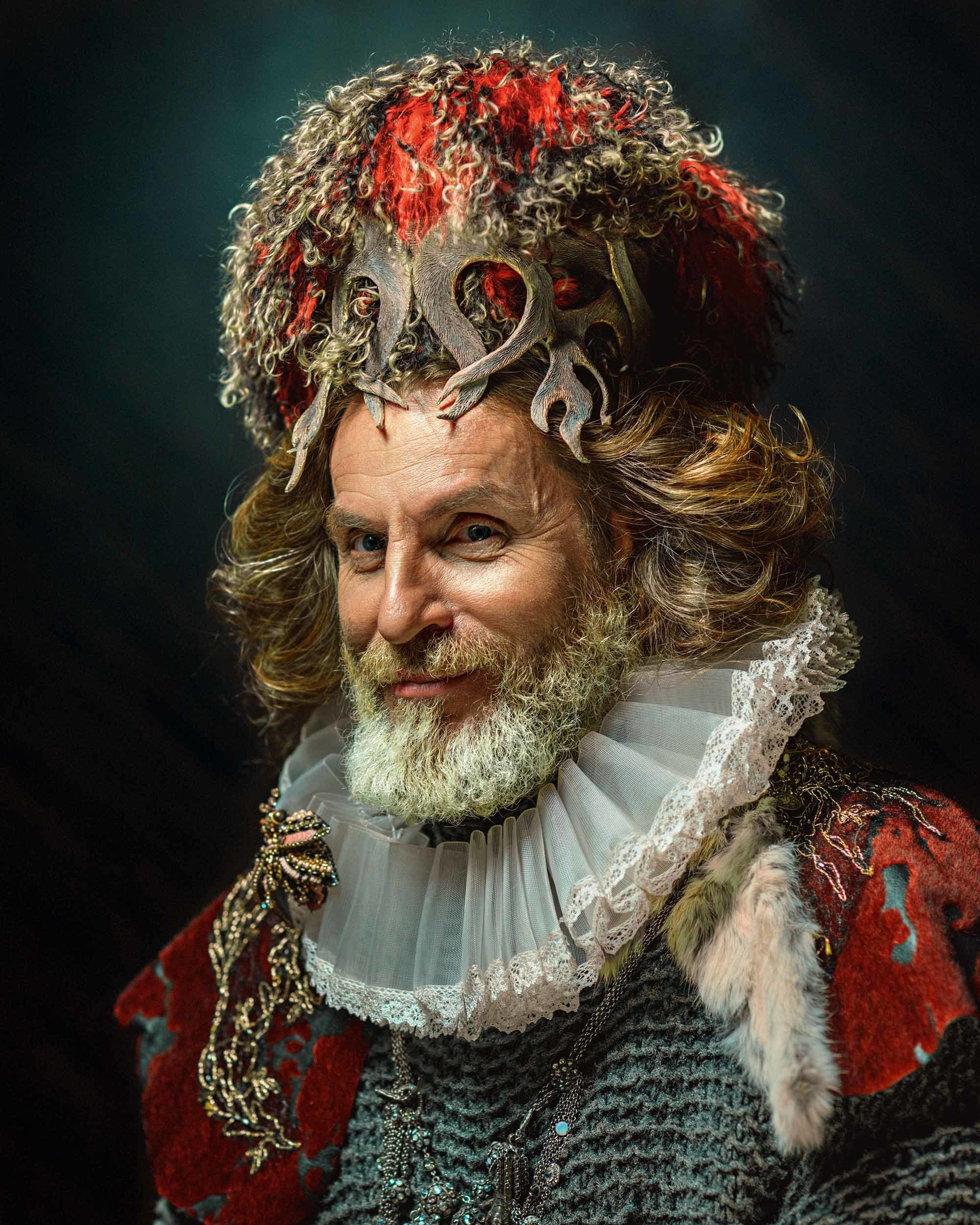 Портрет бородатого монарха в историческом костюме