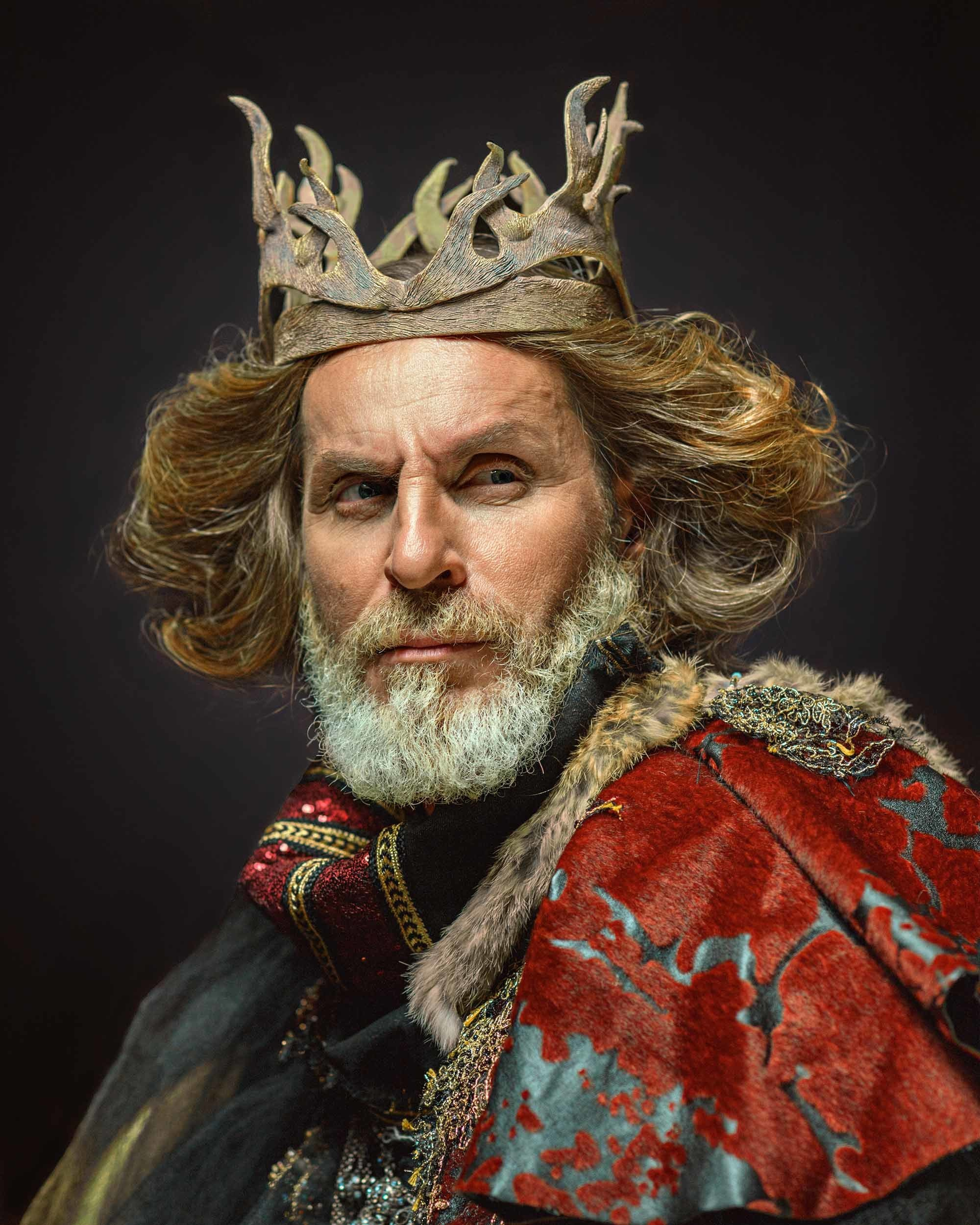 Портрет бородатого короля с короной в историческом костюме