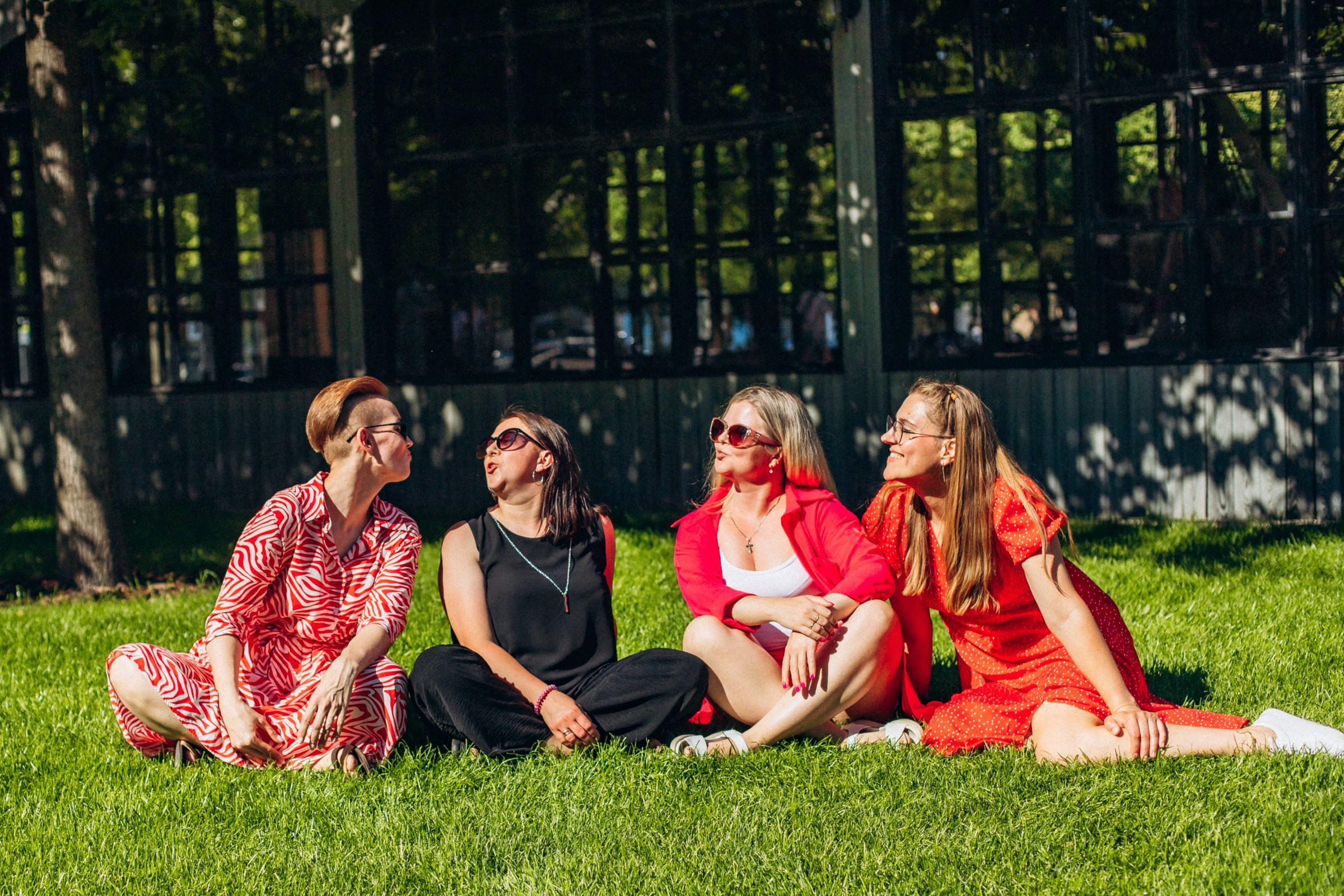 Катерина с подругами в июне. Фотопрогулка в Петербурге. Индивидуальный и семейный фотограф в Санкт-Петербурге