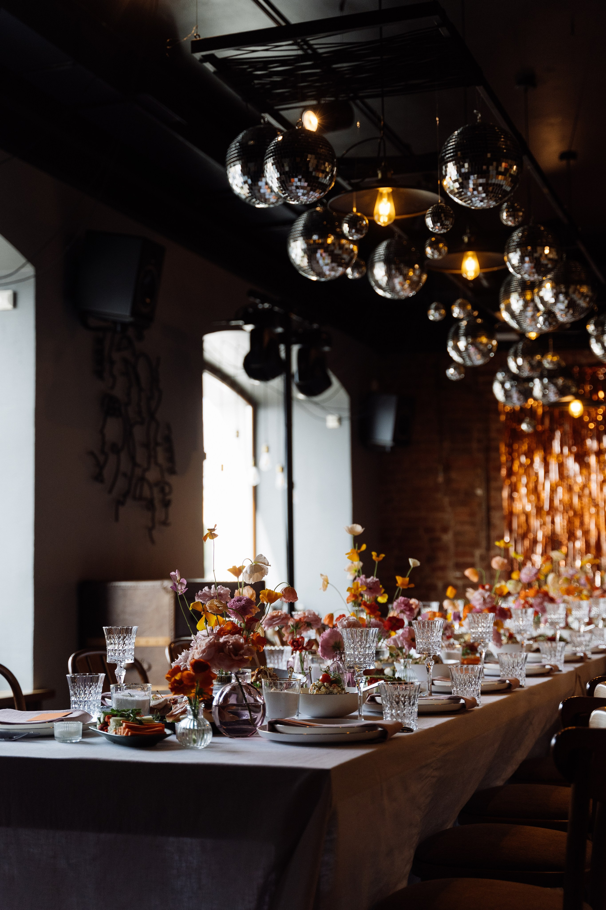 Камерная свадьба на фонтанке в сезонах. Свадебный фотограф организатор в Санкт-Петербурге Ассоль Опарина