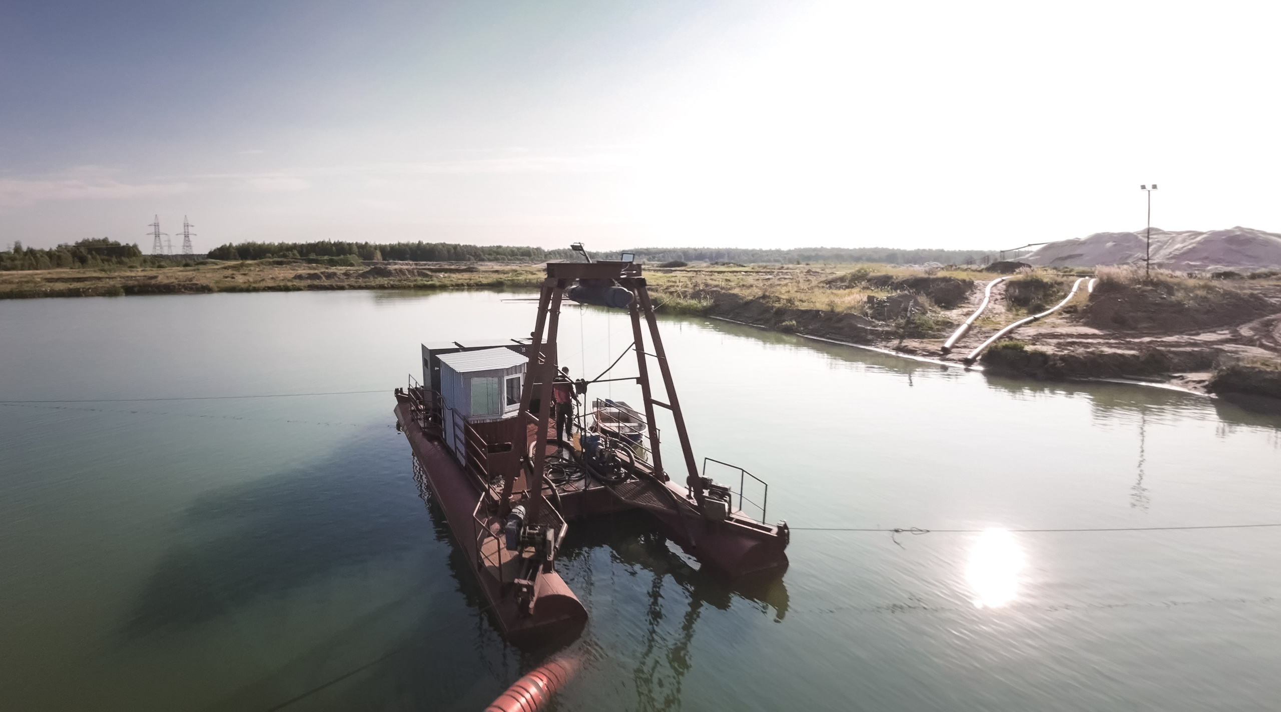 Спецтехника по перекачки песка из под воды, добыча песка на карьере