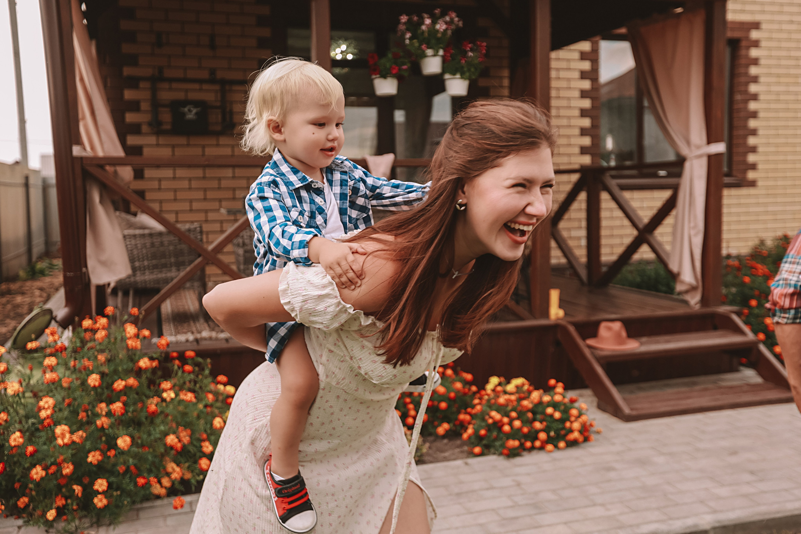 У дома. Семейный фотограф Тюмень, фотограф на роды Салмина Мария