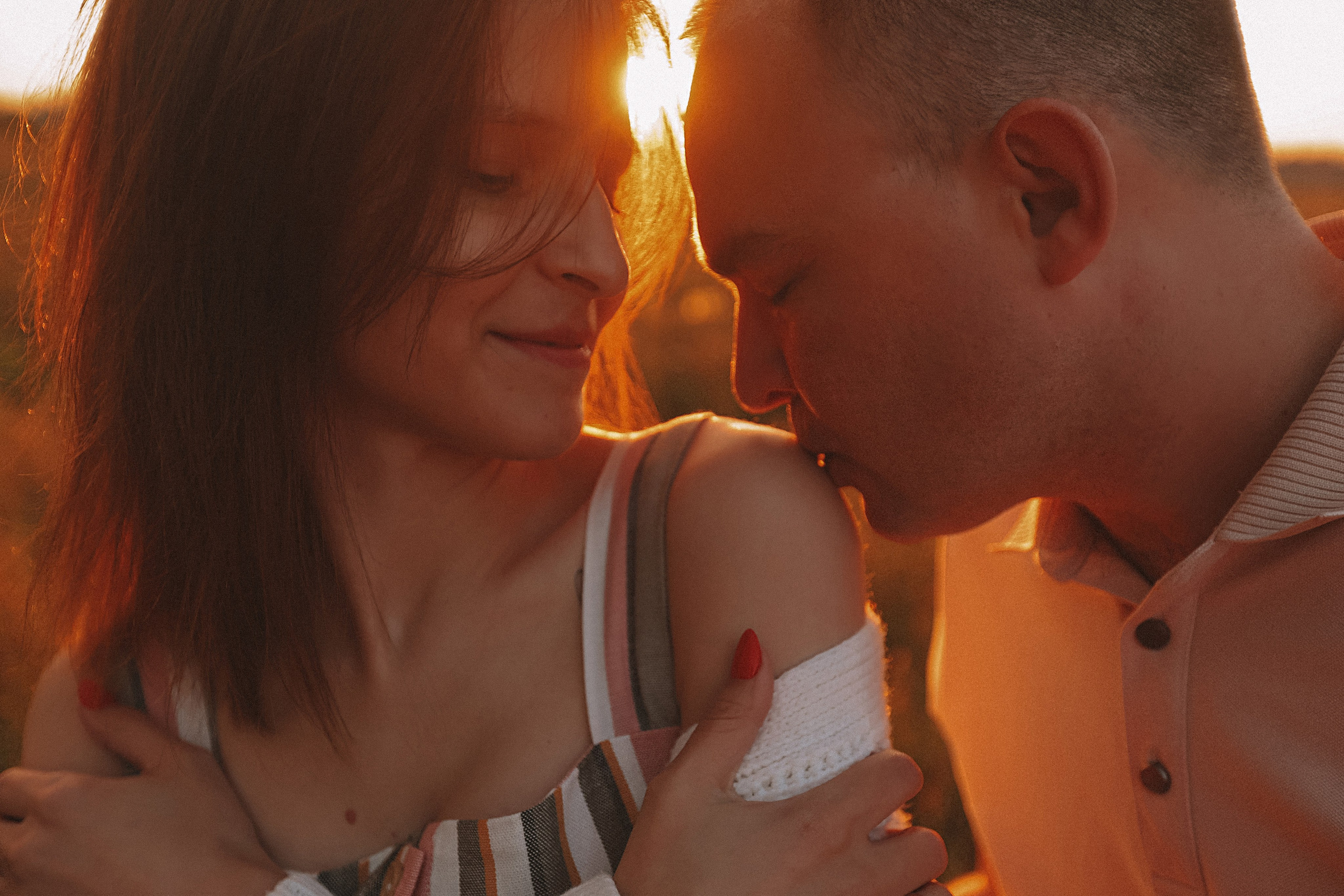 Поле love story на закате. Семейный фотограф Тюмень, фотограф на роды Салмина Мария