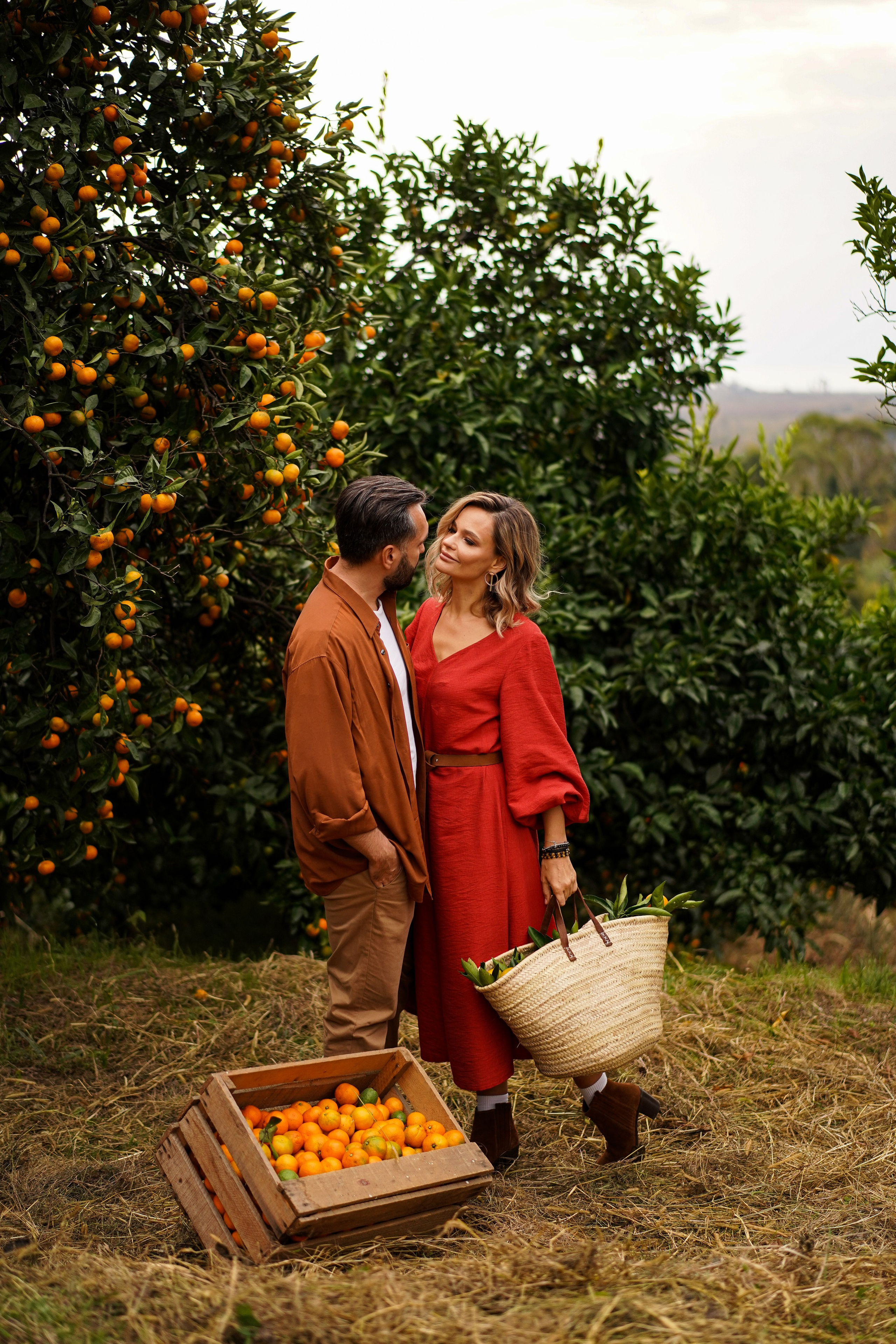 Lovestory на плантации с мандаринами в Абхазии. Фотограф Москва и Видеограф Москва