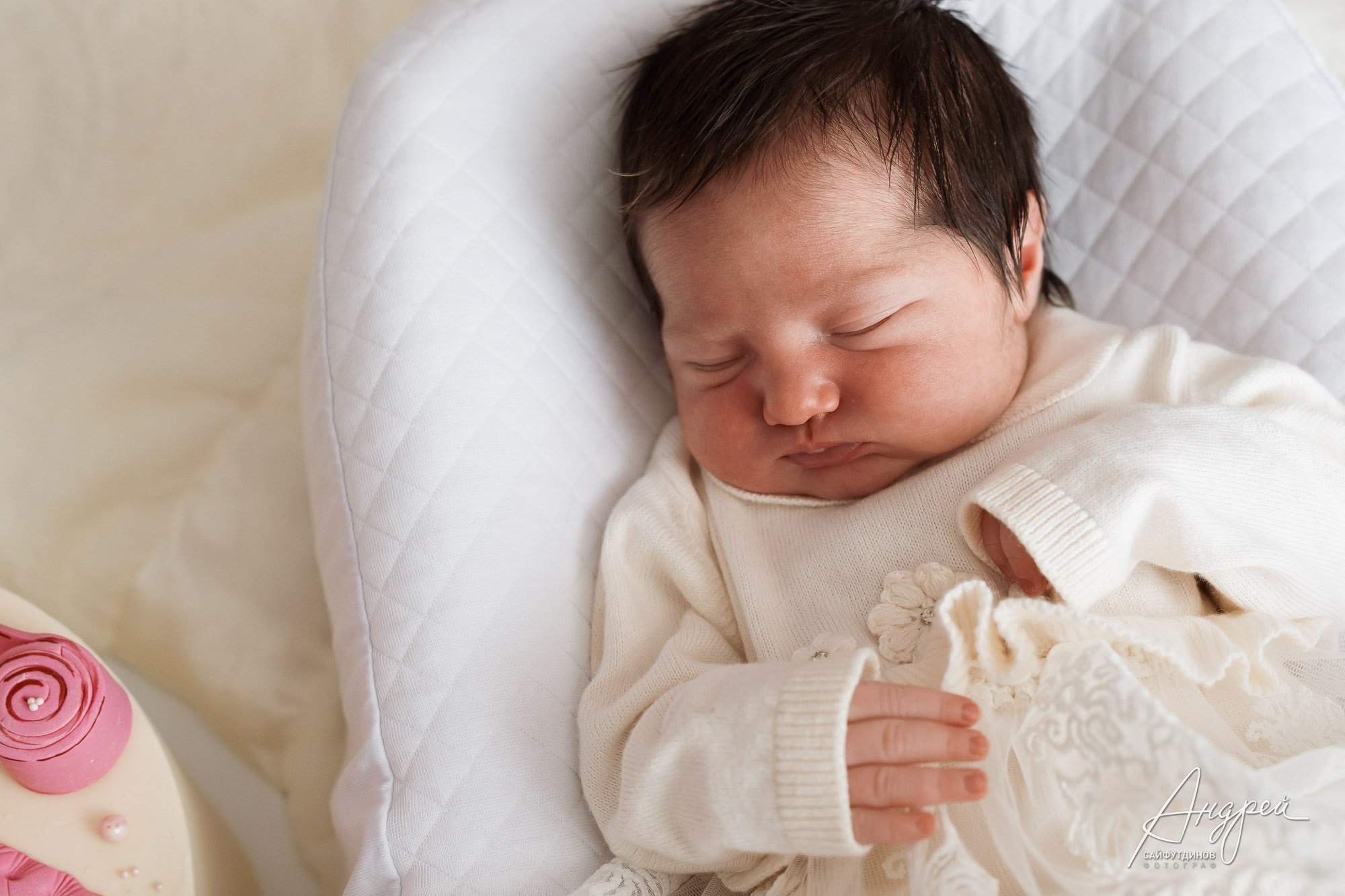 Новорожденная девочка спит в уютной домашней обстановке, фотосессия младенца в Ростове-на-Дону, фотограф Андрей Сайфутдинов.
