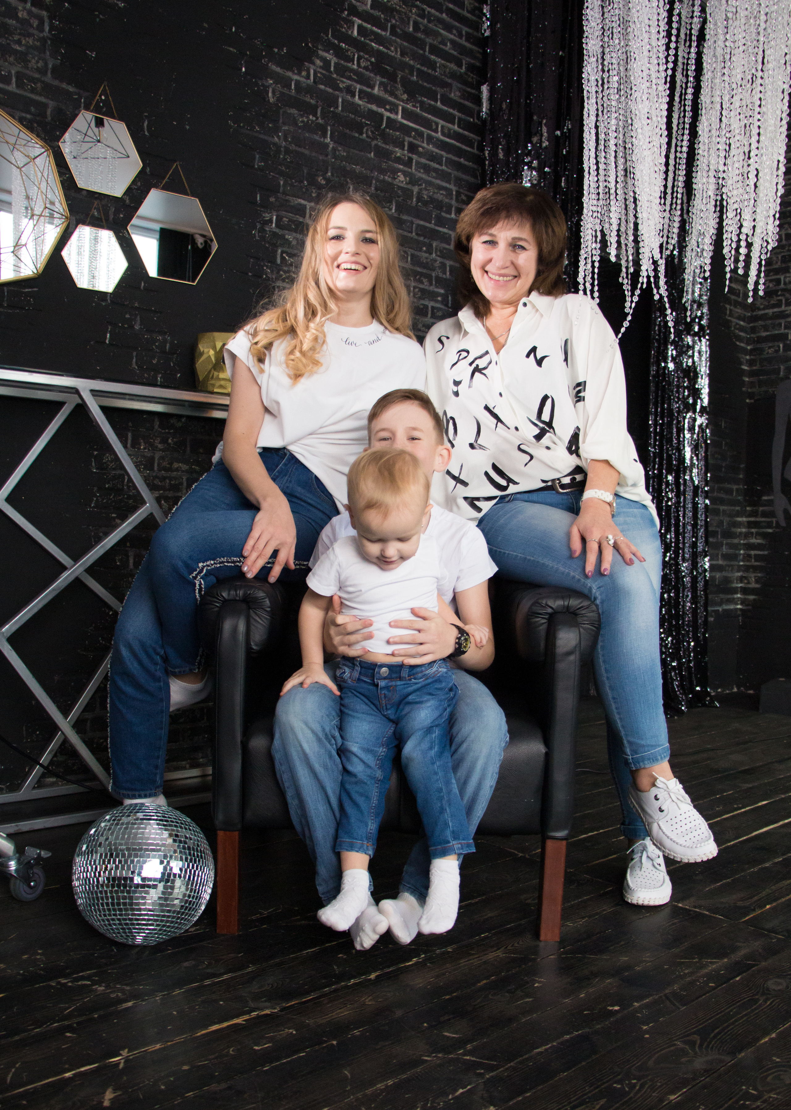 Новогодняя встреча трех поколений: Мама, дочь и внуки. Творческая, семейная Фотосъемка ДоброДарова Елена Омск