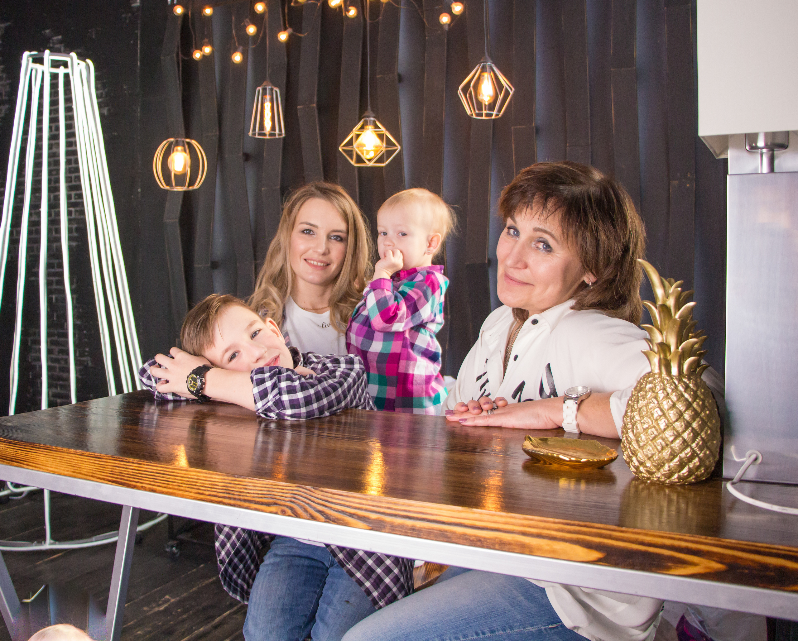 Новогодняя встреча трех поколений: Мама, дочь и внуки. Творческая, семейная Фотосъемка ДоброДарова Елена Омск