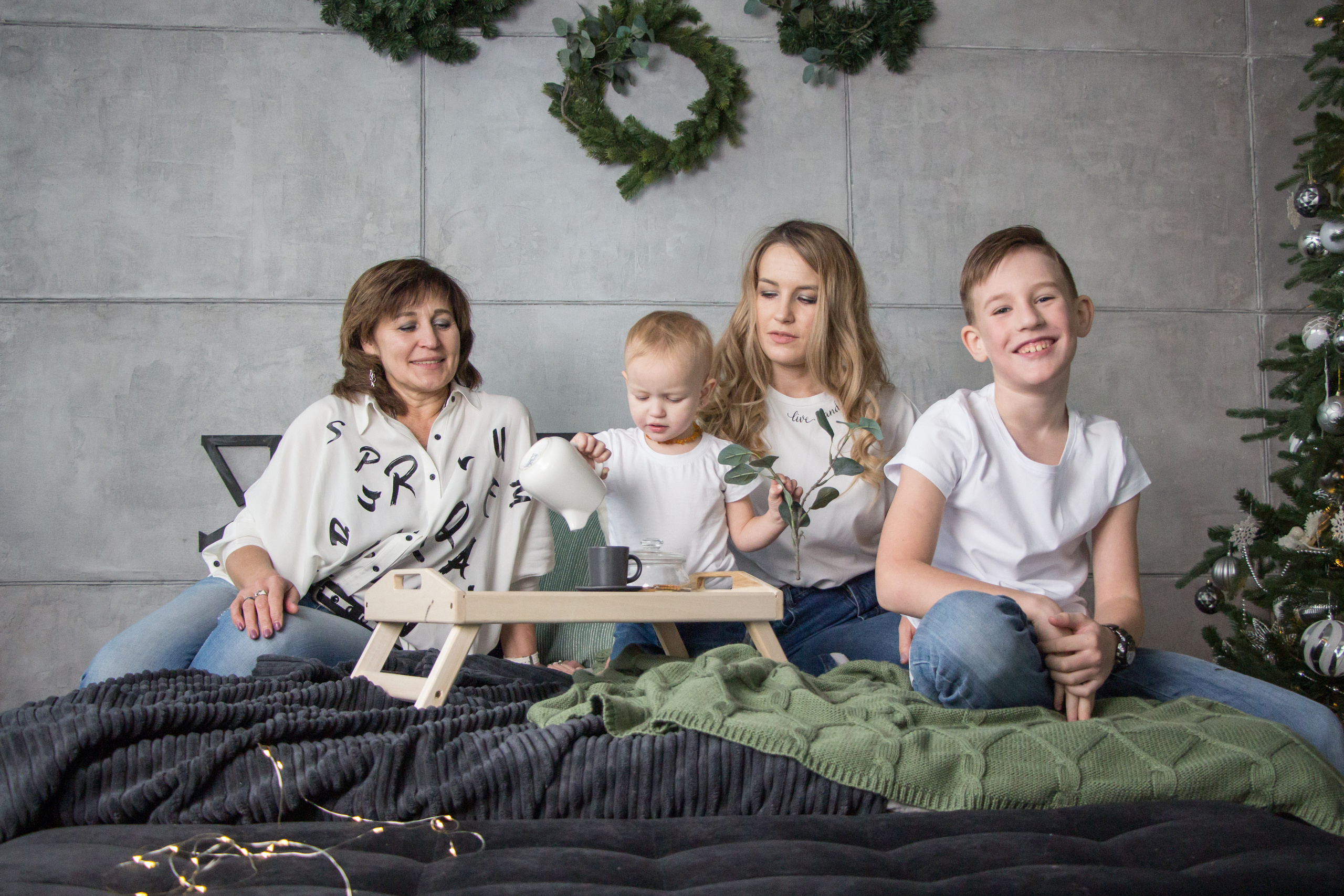 Новогодняя встреча трех поколений: Мама, дочь и внуки. Творческая, семейная Фотосъемка ДоброДарова Елена Омск