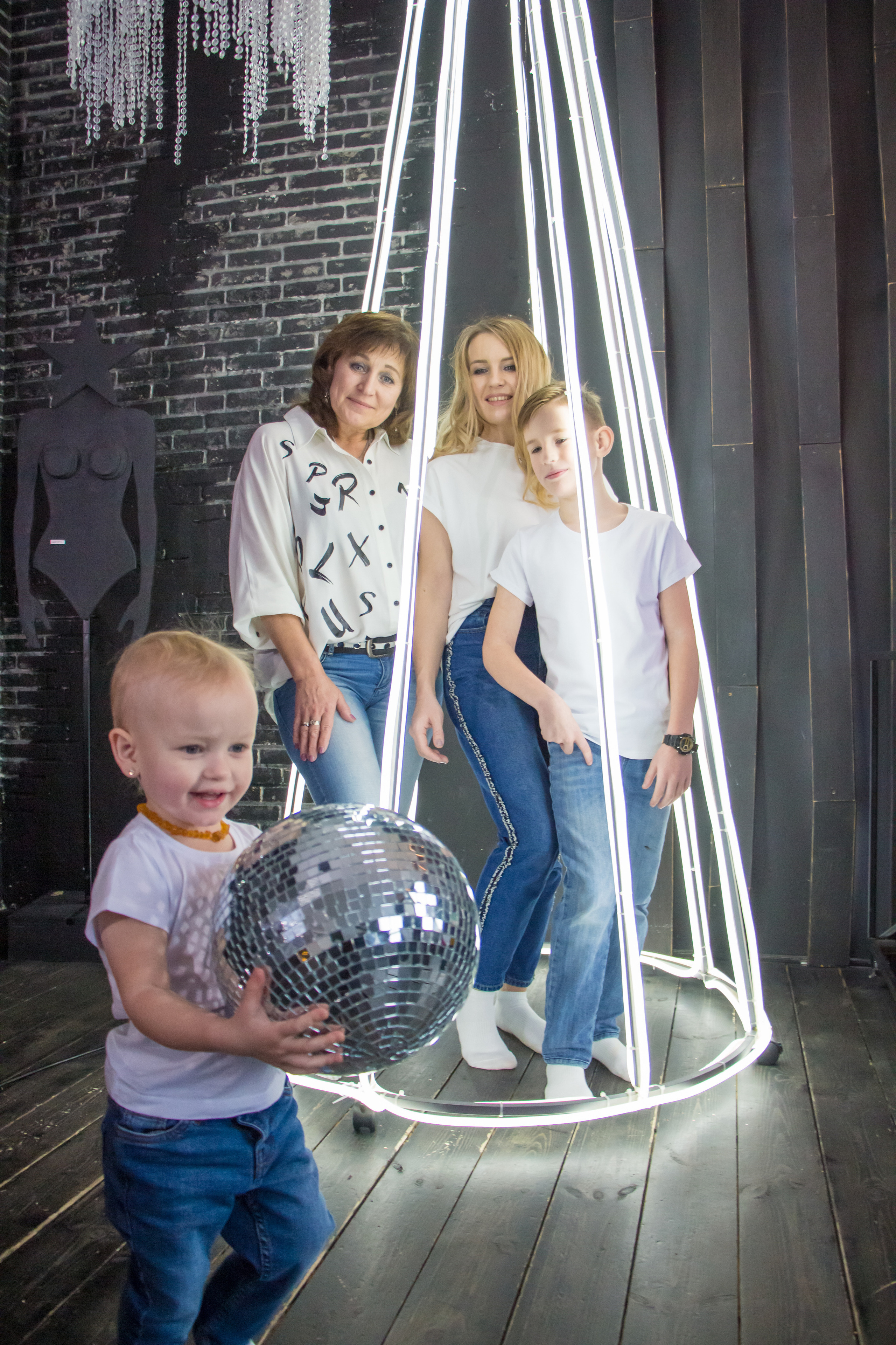 Новогодняя встреча трех поколений: Мама, дочь и внуки. Творческая, семейная Фотосъемка ДоброДарова Елена Омск