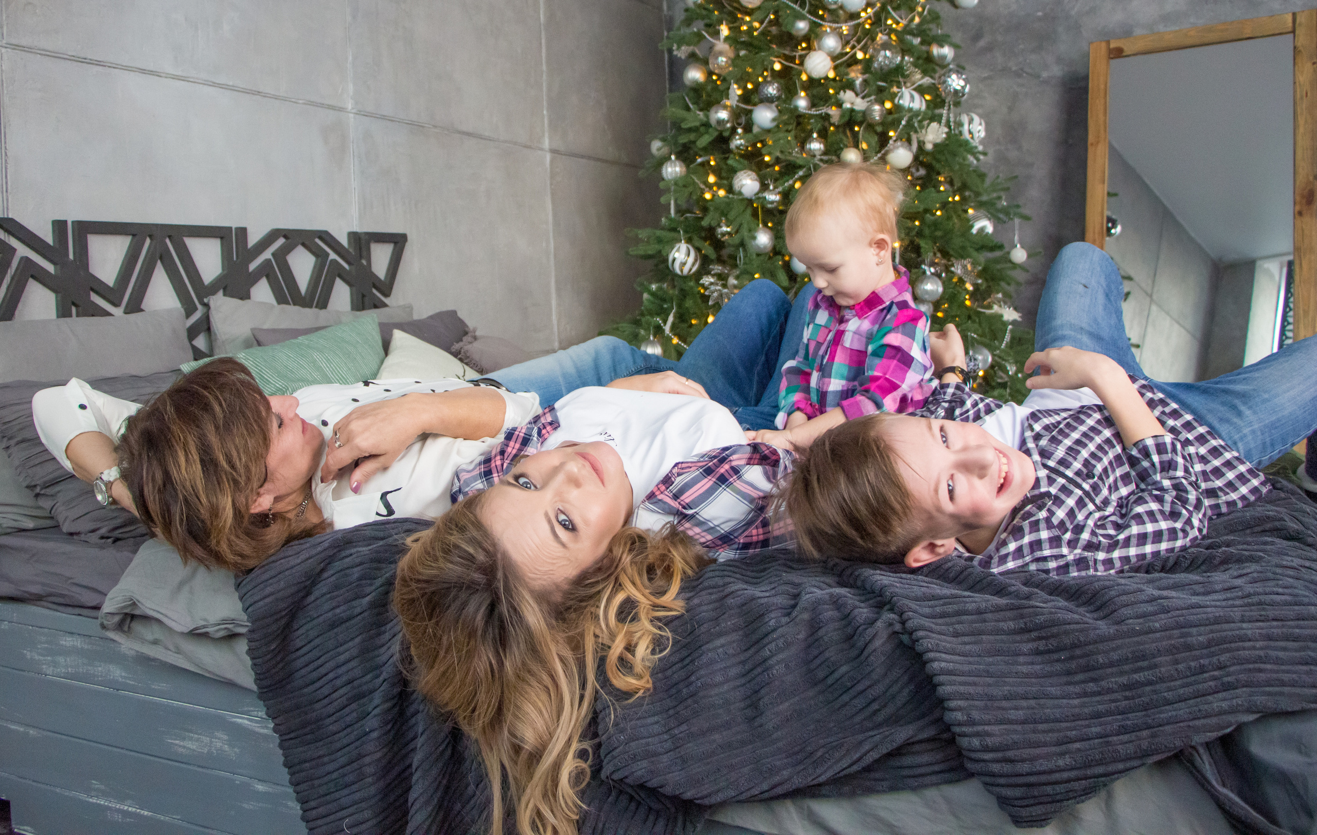 Новогодняя встреча трех поколений: Мама, дочь и внуки. Творческая, семейная Фотосъемка ДоброДарова Елена Омск