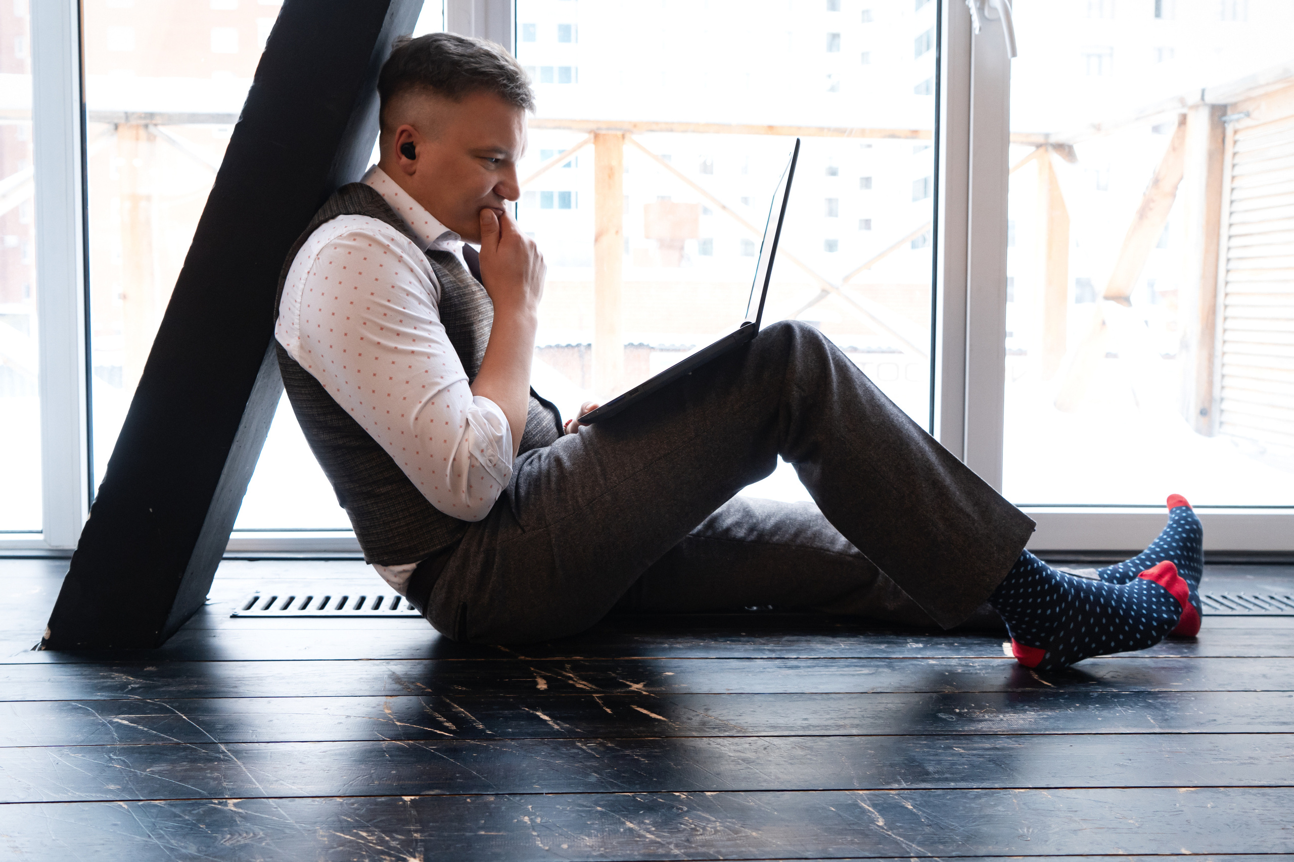 Фотосъемка бизнесмена в фотостудии с панорамным окном в Екатеринбурге.