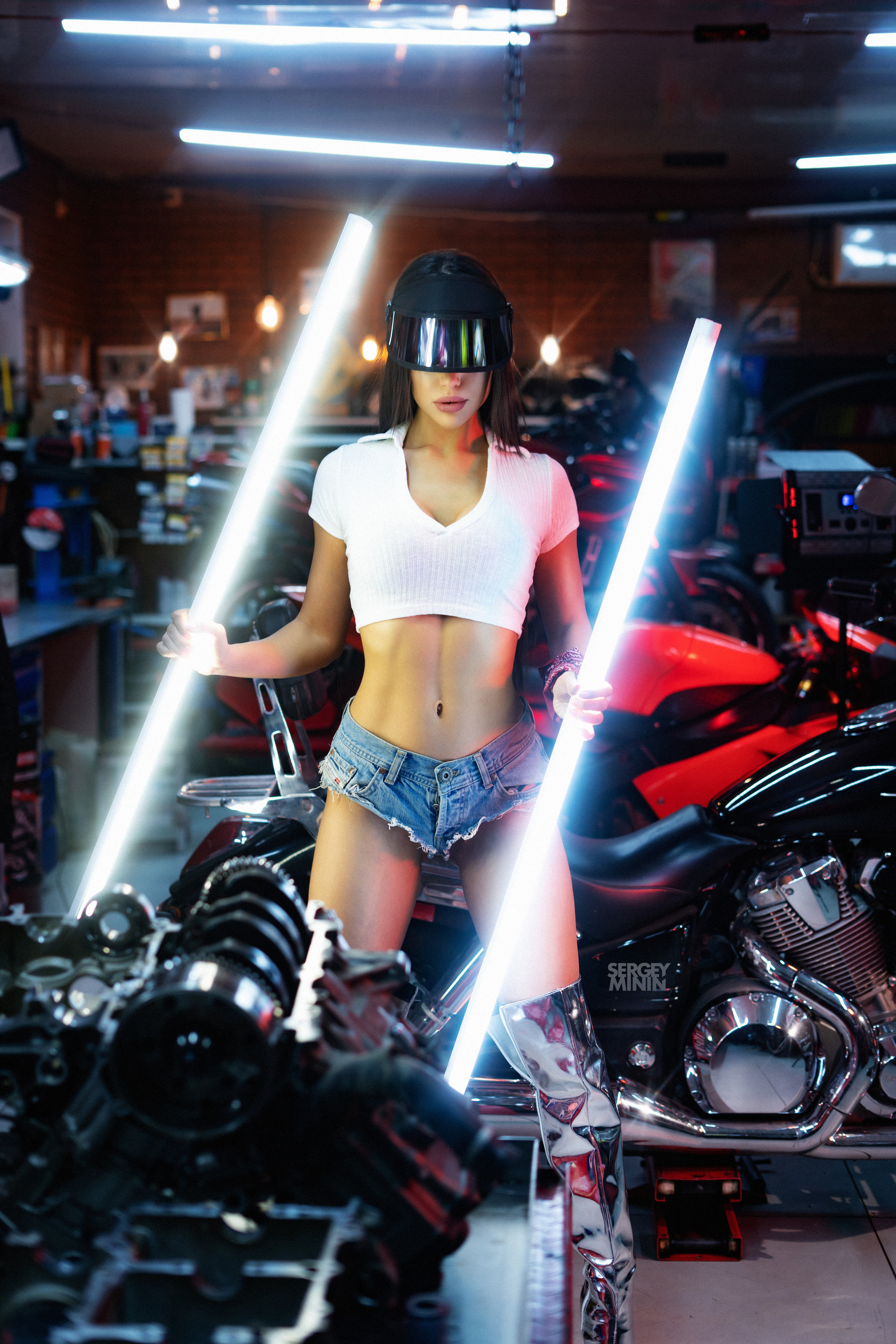 Фотосъемка модели с неоновыми лампами в автосервисе Екатеринбурга 