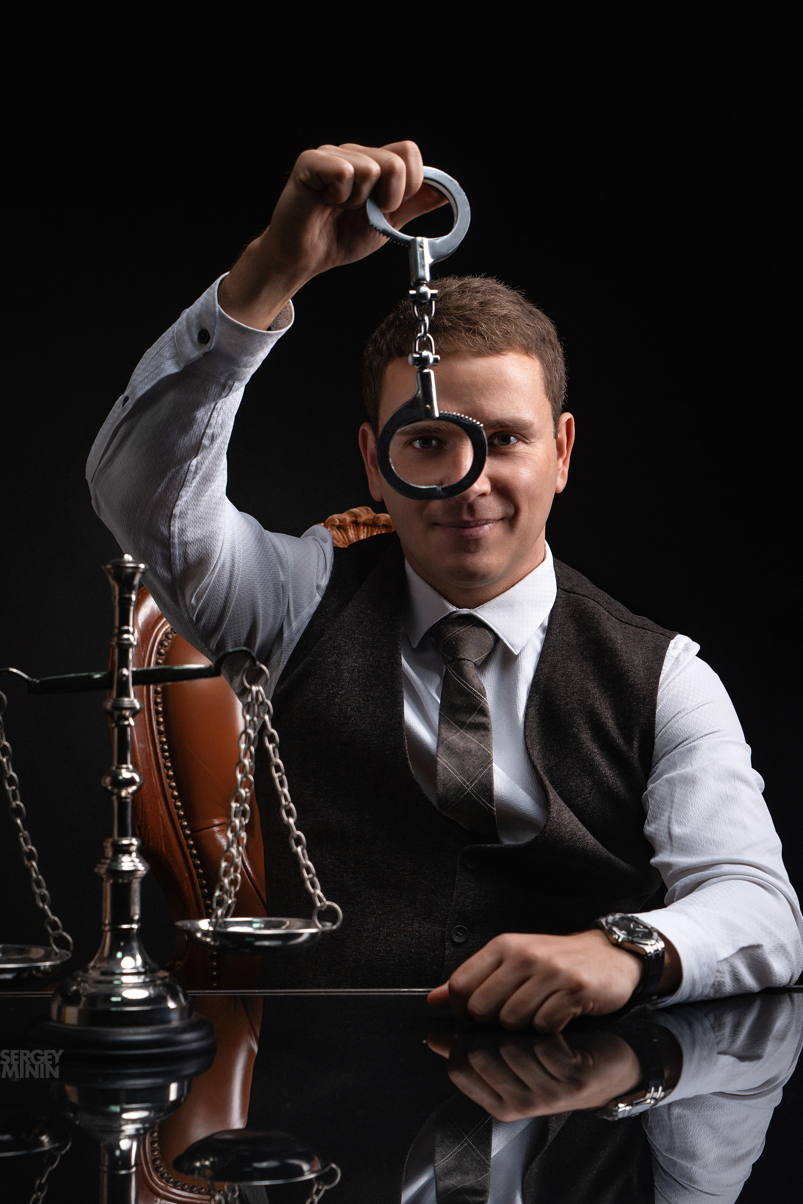 Бизнес фотосъемка адвоката в его офисе на рабочем месте в Екатеринбурге.