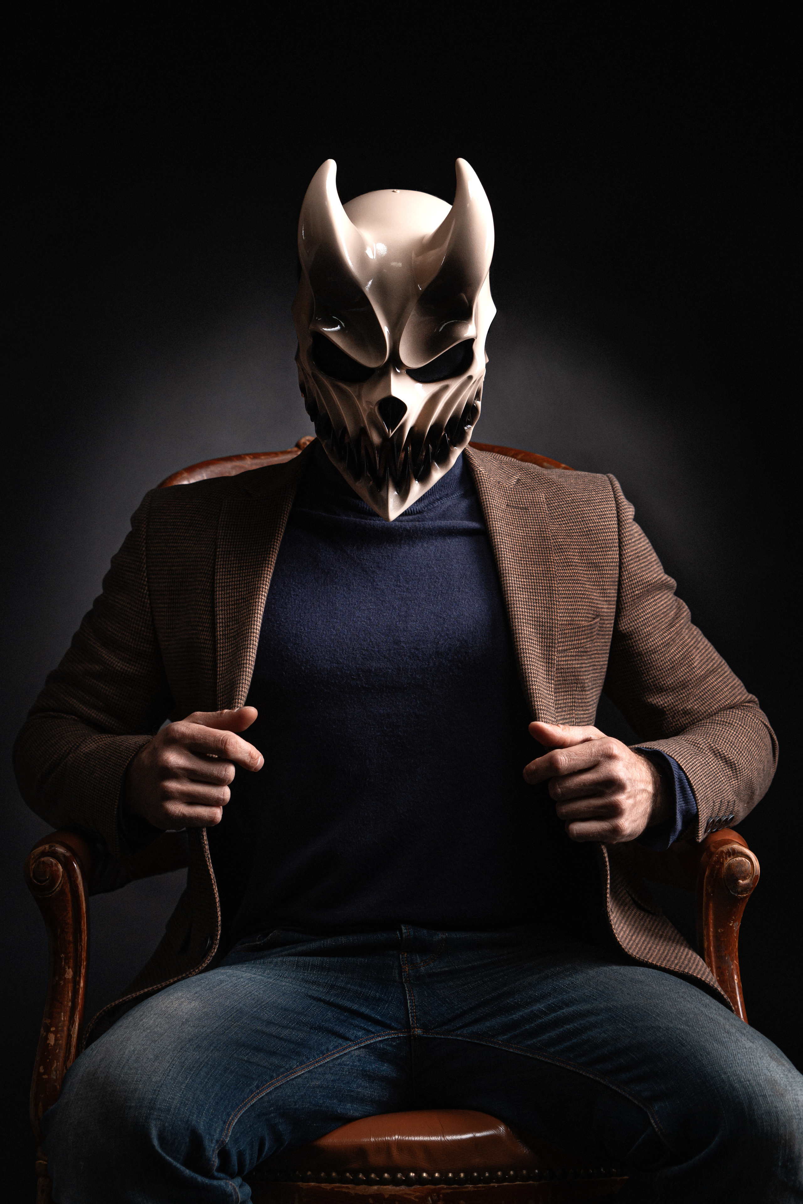 Креативный бизнес портрет в маске в фотостудии в Екатеринбурге.