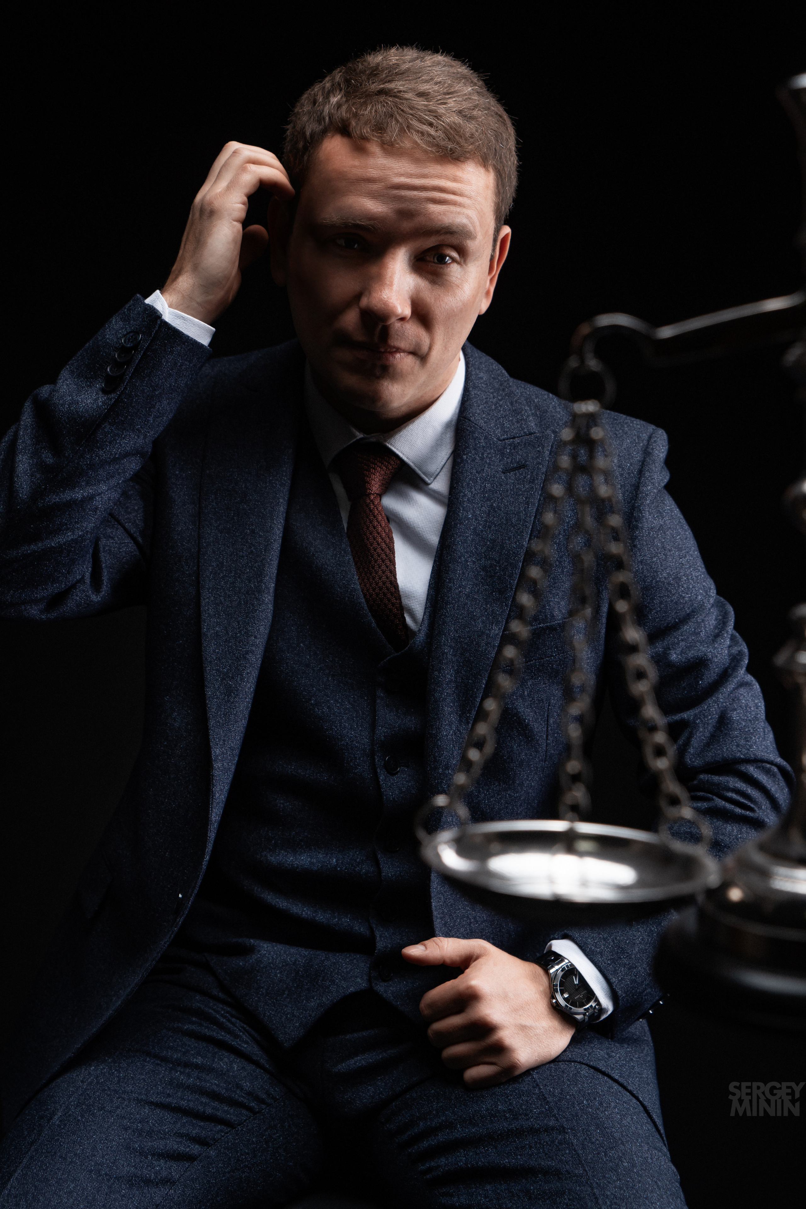 Бизнес Портрет известного адвоката на черном фоне в фотостудии в Екатеринбурге.