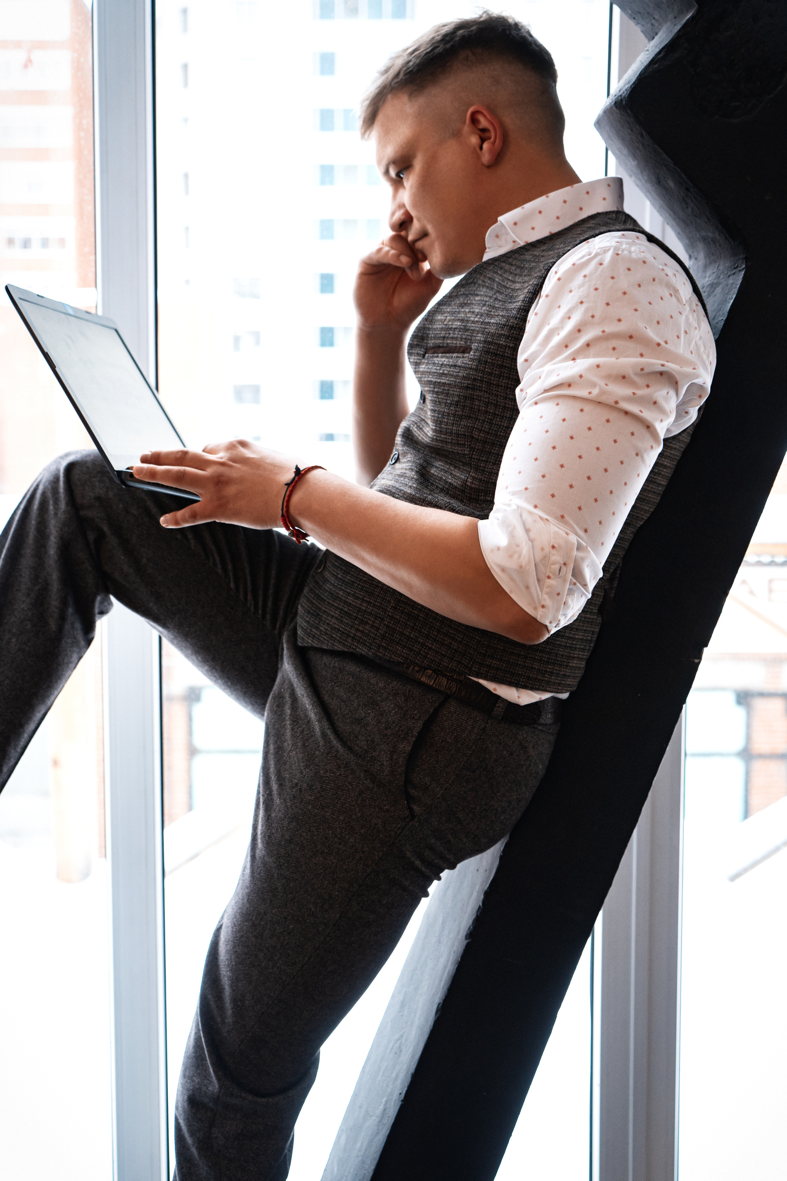 Фотосессия бизнес портрета регионального директора в фотостудии в Екатеринбурге.