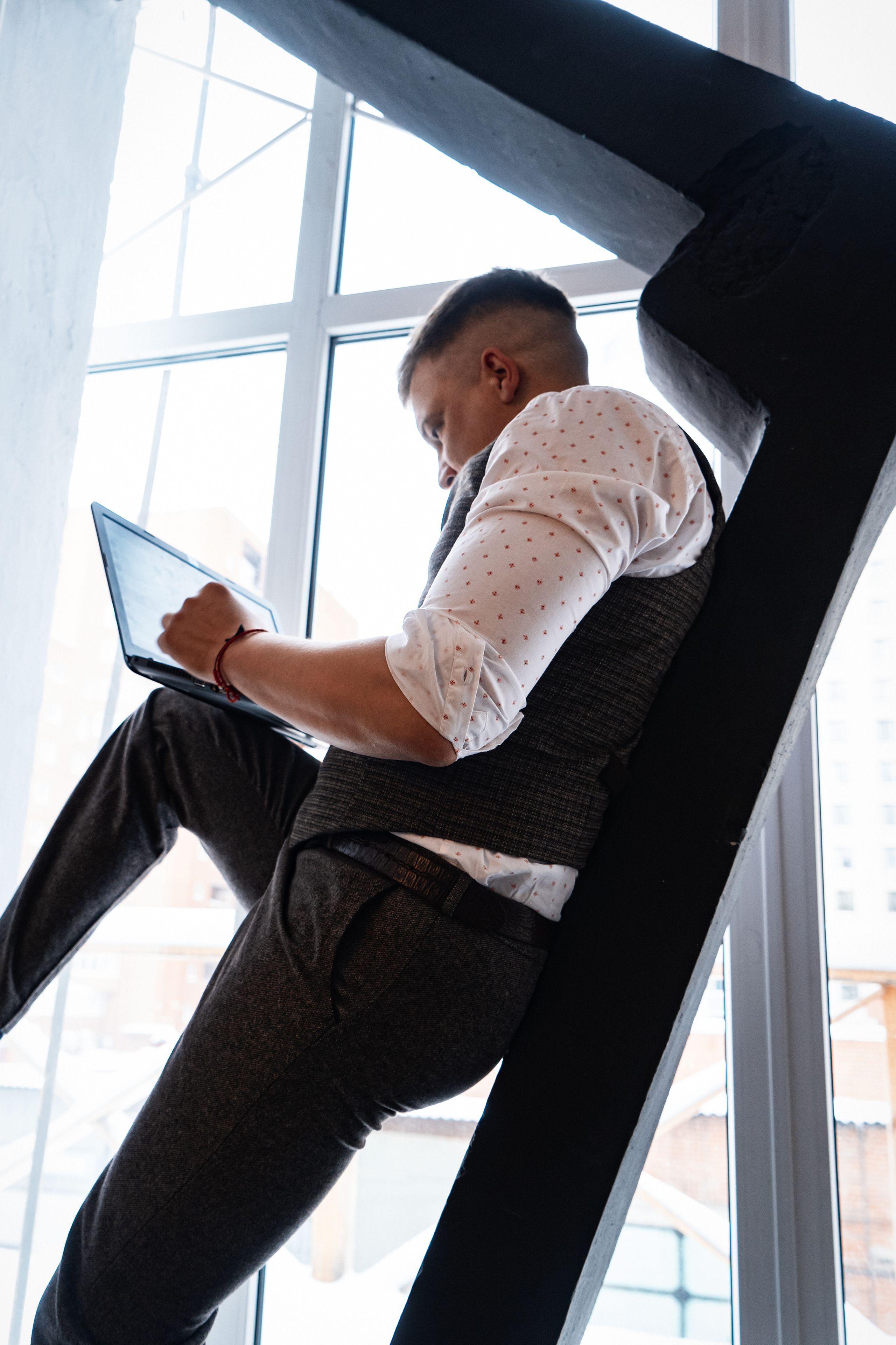 Фотосъемка бизнесмена в фотостудии с панорамным окном в Екатеринбурге.