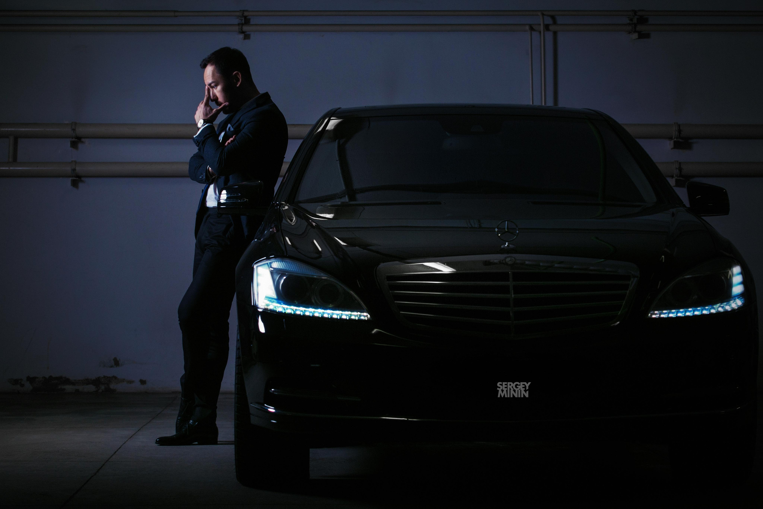 портрет бизнесмена у машины  на паркинге в Екатеринбурге.