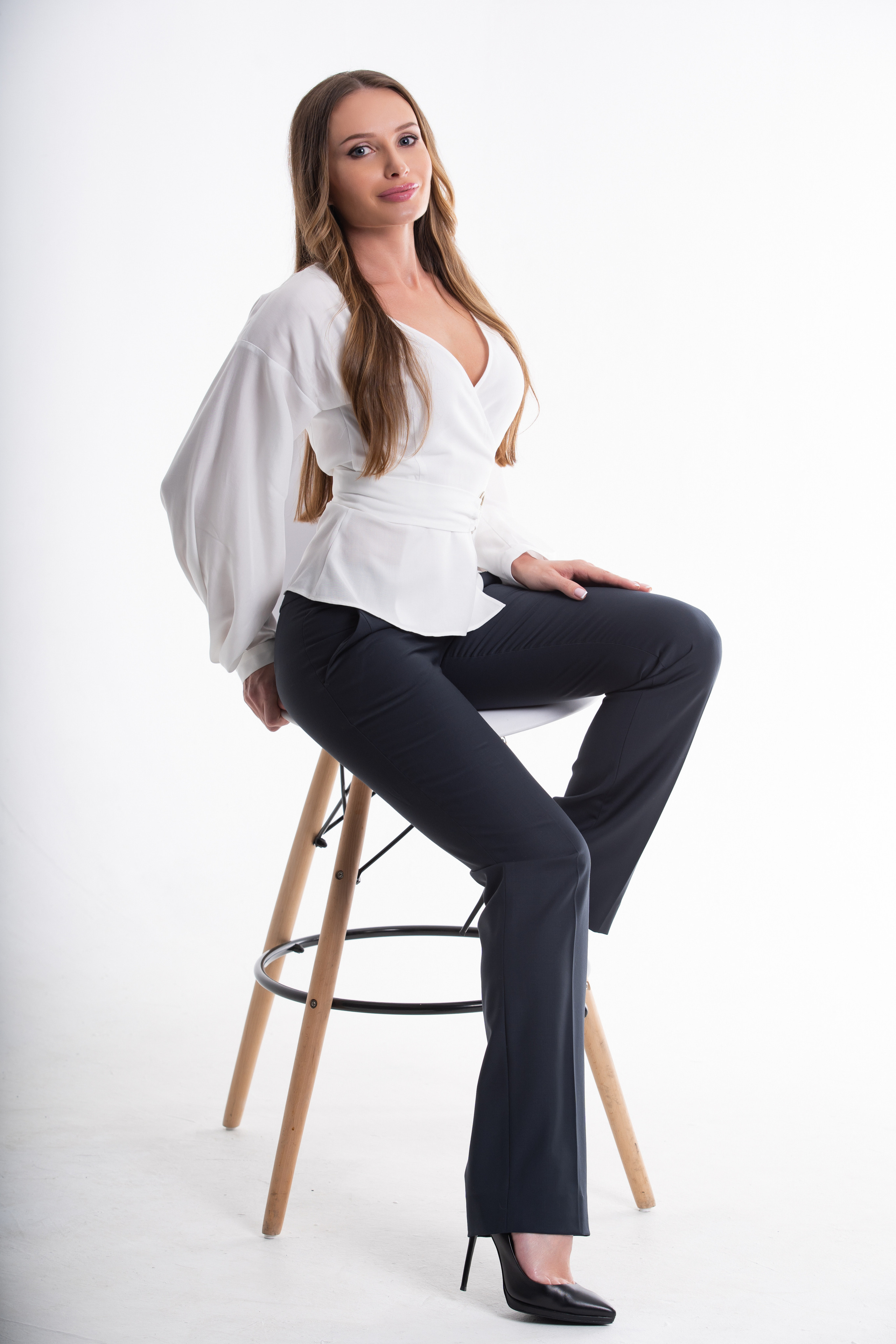 Фотосессия менеджера на белом фоне в фотостудии Екатеринбурга.