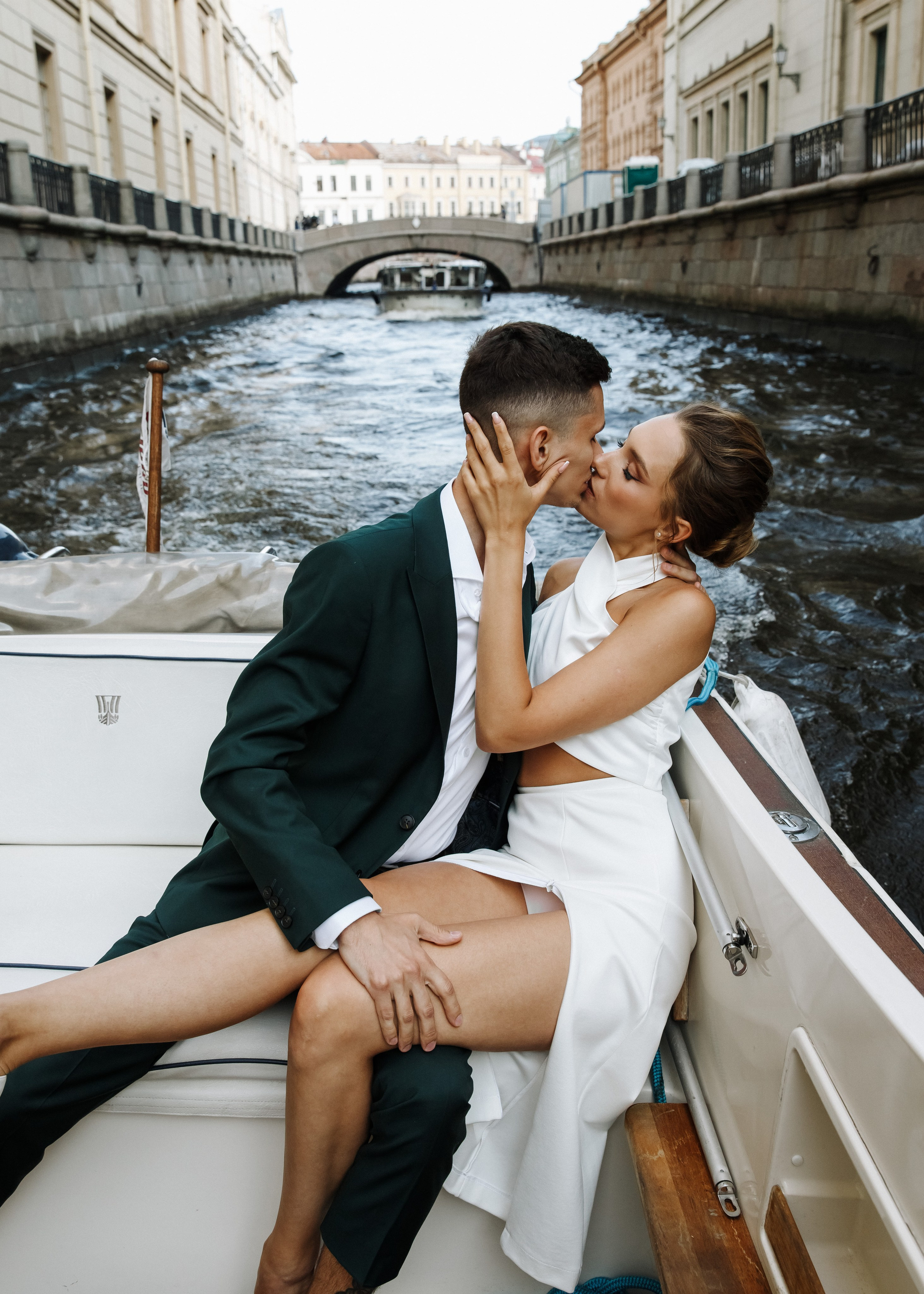 Оля и Андрей — свадебная фотосессия на катере. Свадебный и портретный фотограф в Санкт-Петербурге Анна Демьянова