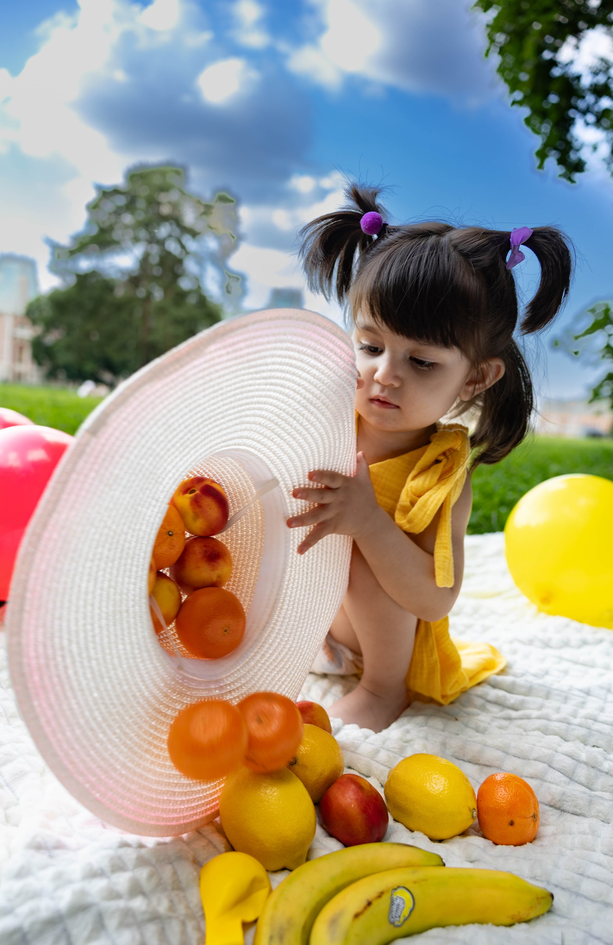 Прогулка мамы и дочки в парке