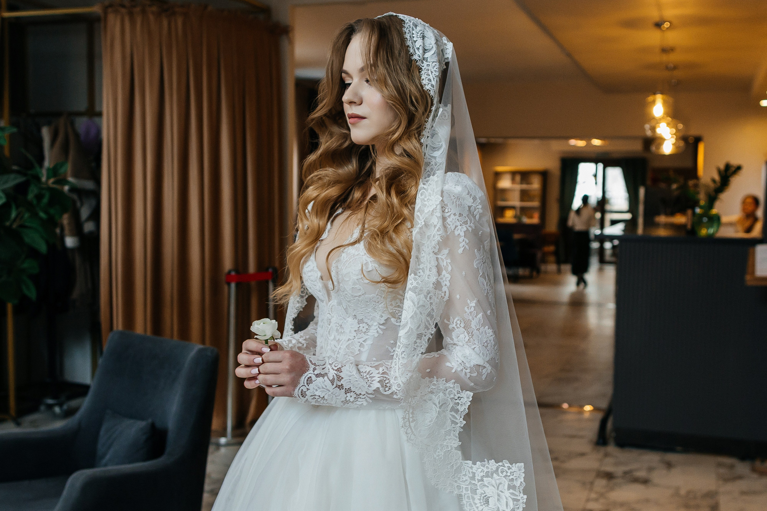 Роскошное утро пары в номере отеля. Олег Сверчков | Свадебный фотограф Вологда