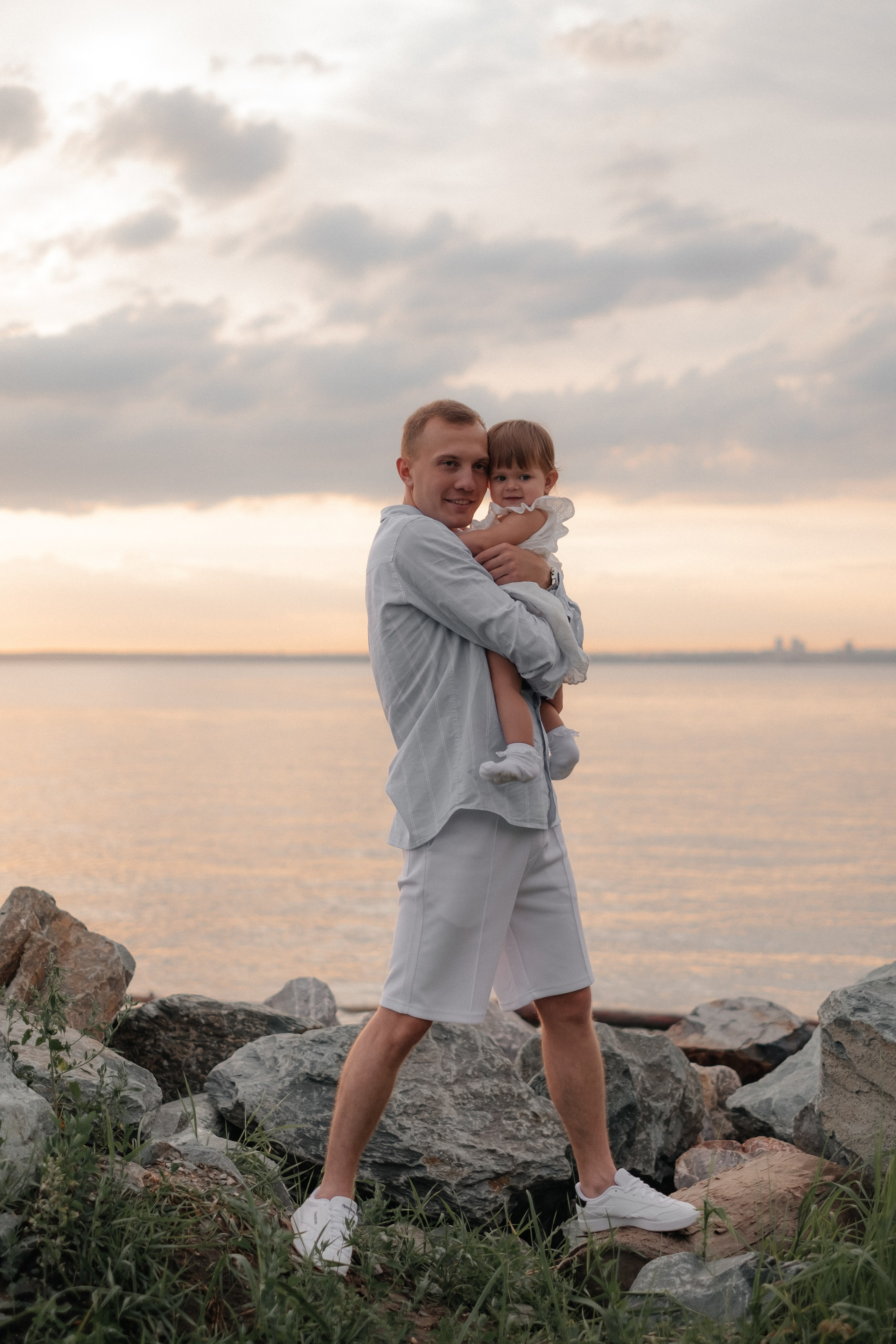 Алина, Ярослав и Тая на берегу. Фотограф в Новосибирске Диана Ильиных