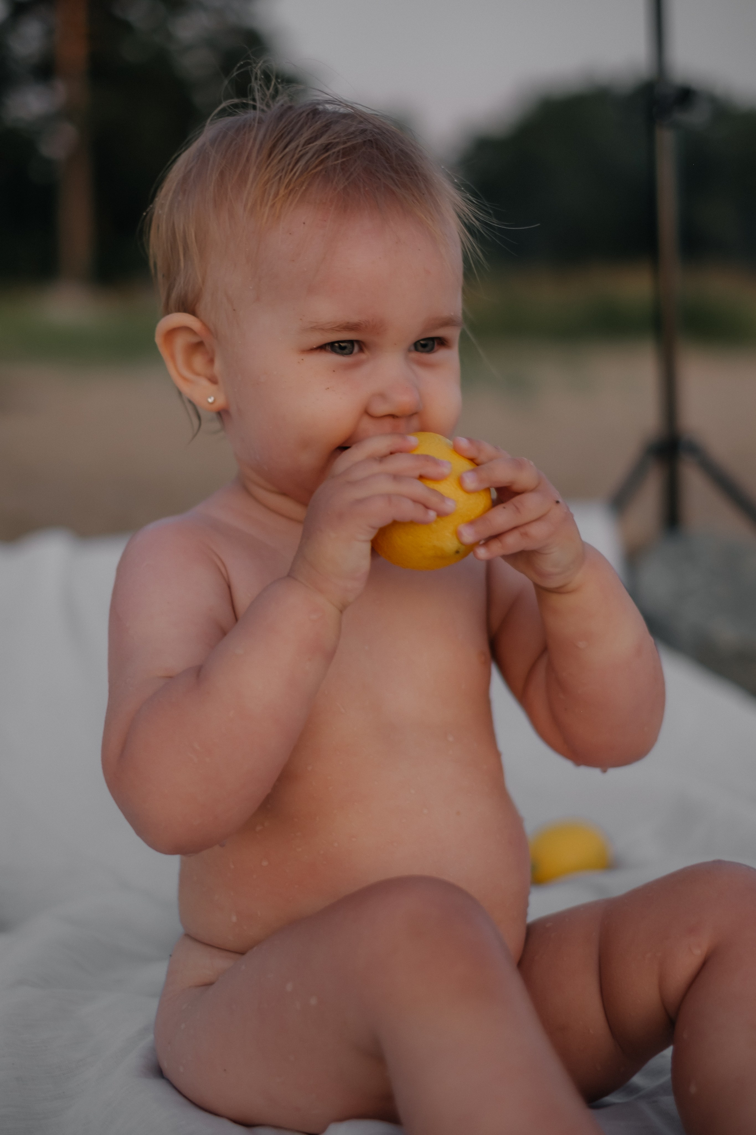 Катя с дочками на берегу. Фотограф в Новосибирске Диана Ильиных