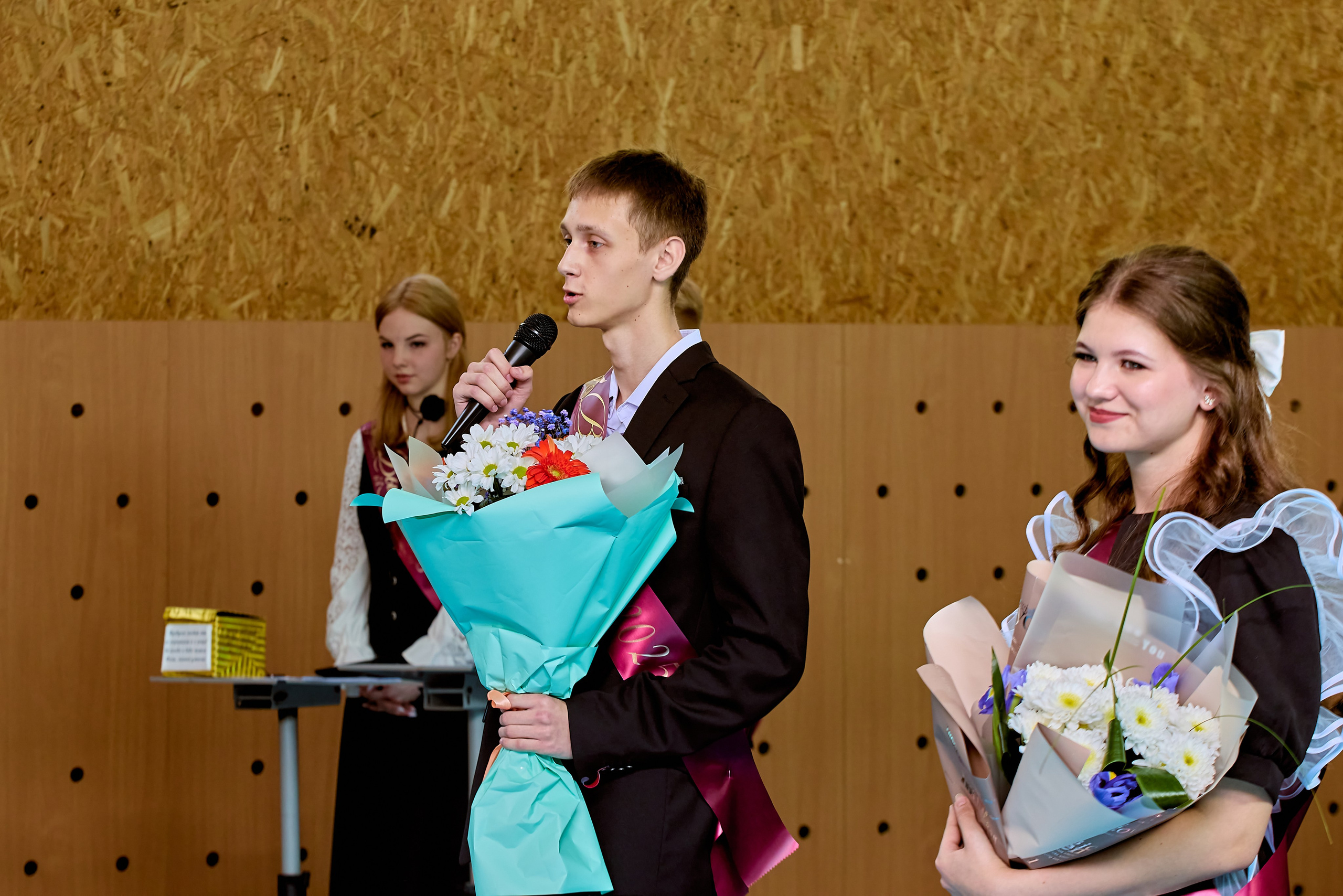 Светлая надежда и вера в глазах выпускников, кадр Николая Голованова, г. Дзержинск.